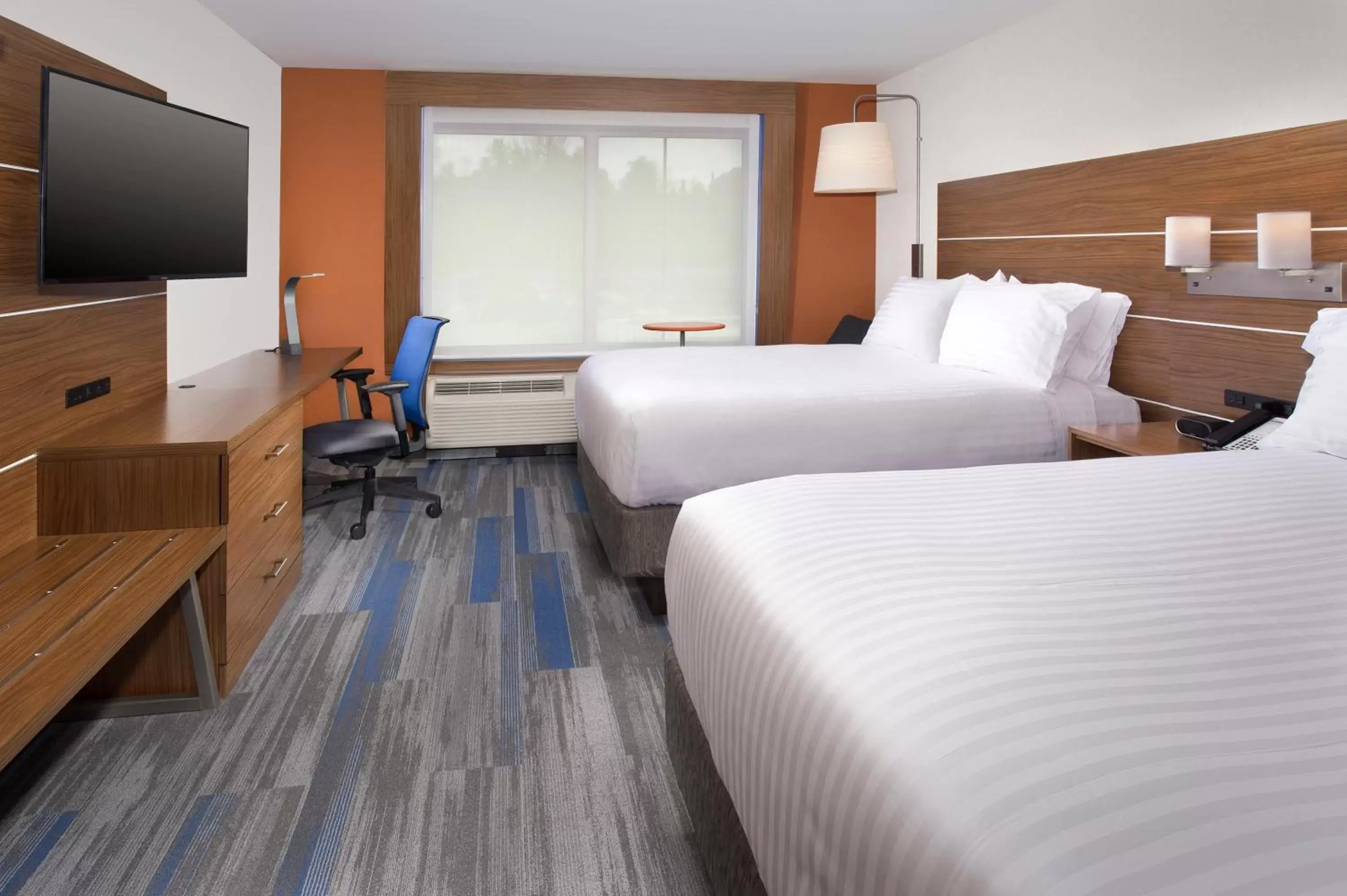 Bedroom, Bed in Holiday Inn Express & Suites by IHG Altoona, an IHG Hotel