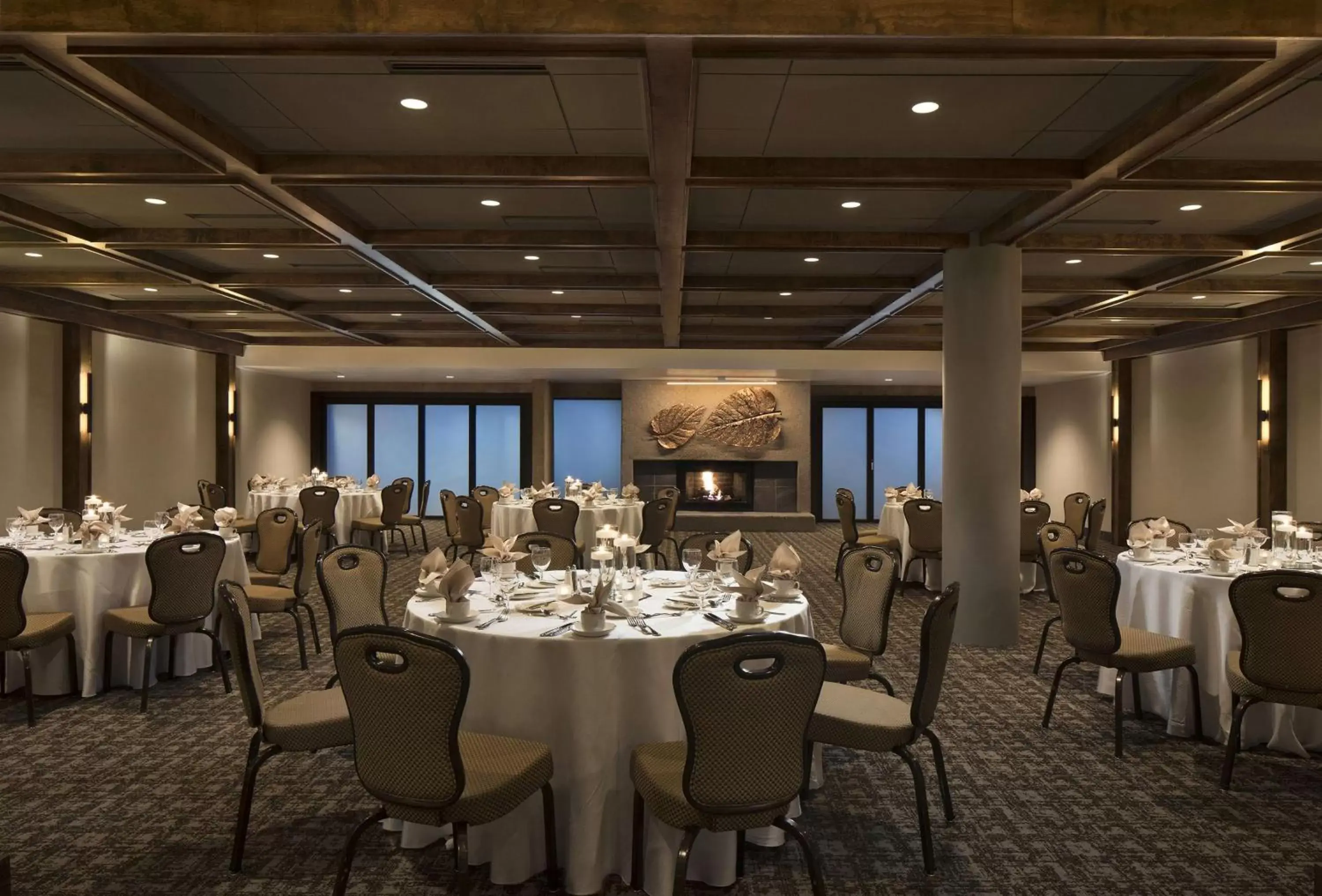 Meeting/conference room, Restaurant/Places to Eat in The Inverness Denver, a Hilton Golf & Spa Resort