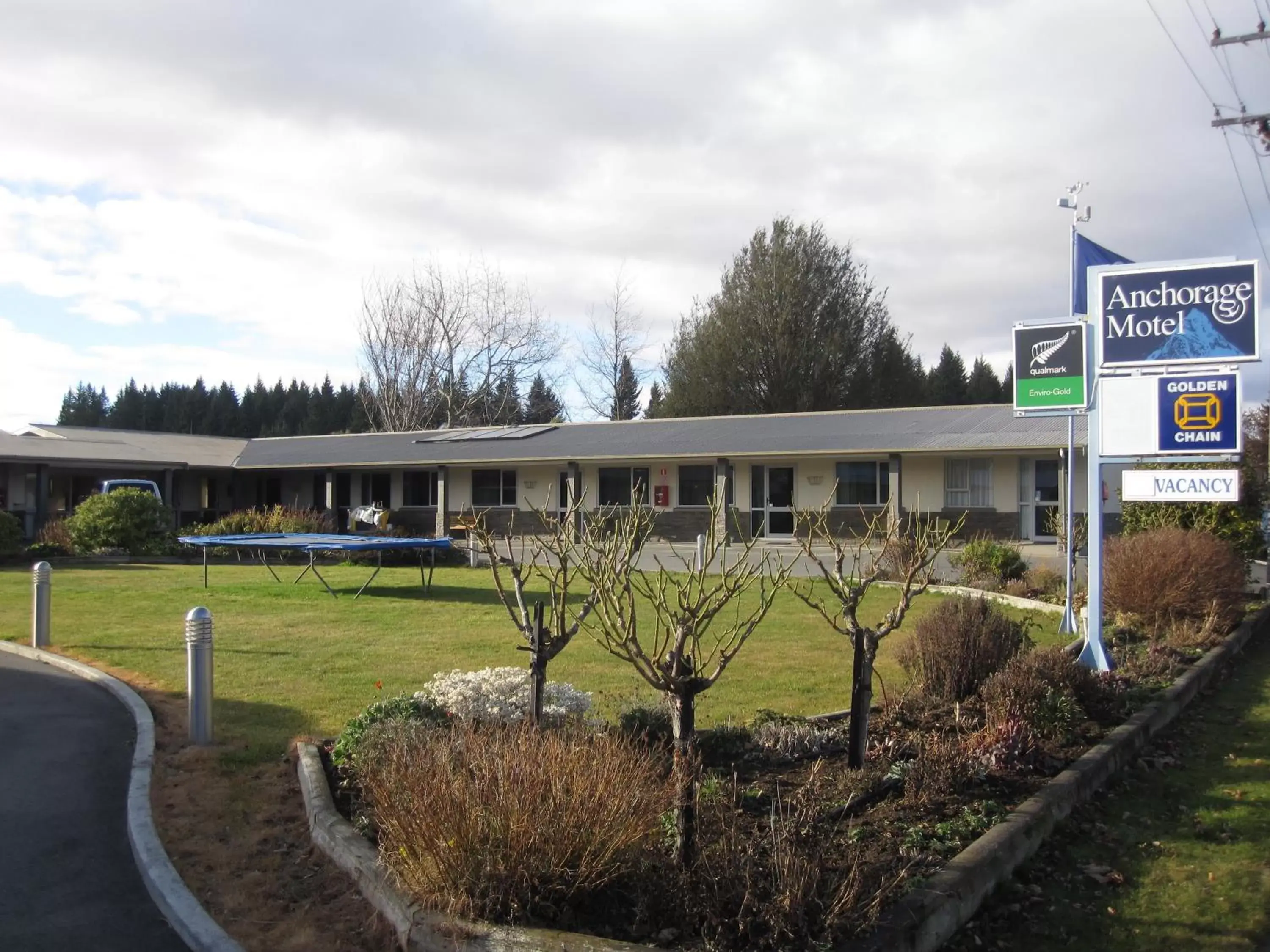 Facade/entrance, Property Building in Anchorage Motel Apartments