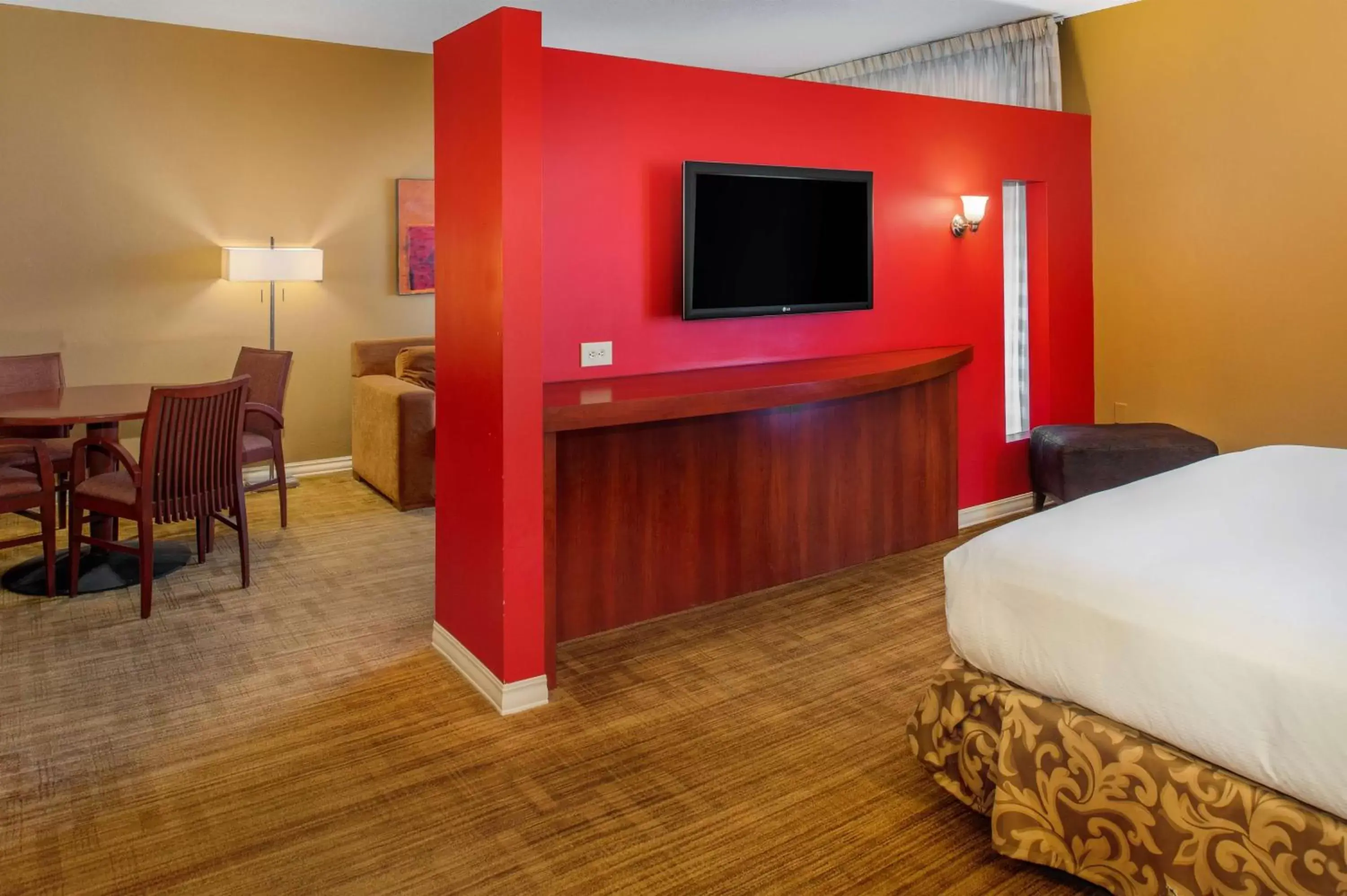 Bed, TV/Entertainment Center in Hilton St. Louis Airport