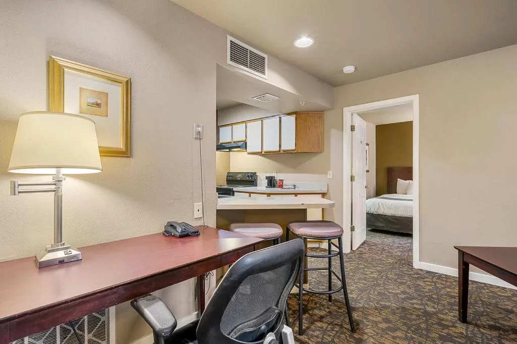 Living room, Kitchen/Kitchenette in The 505 Collection Buckhead