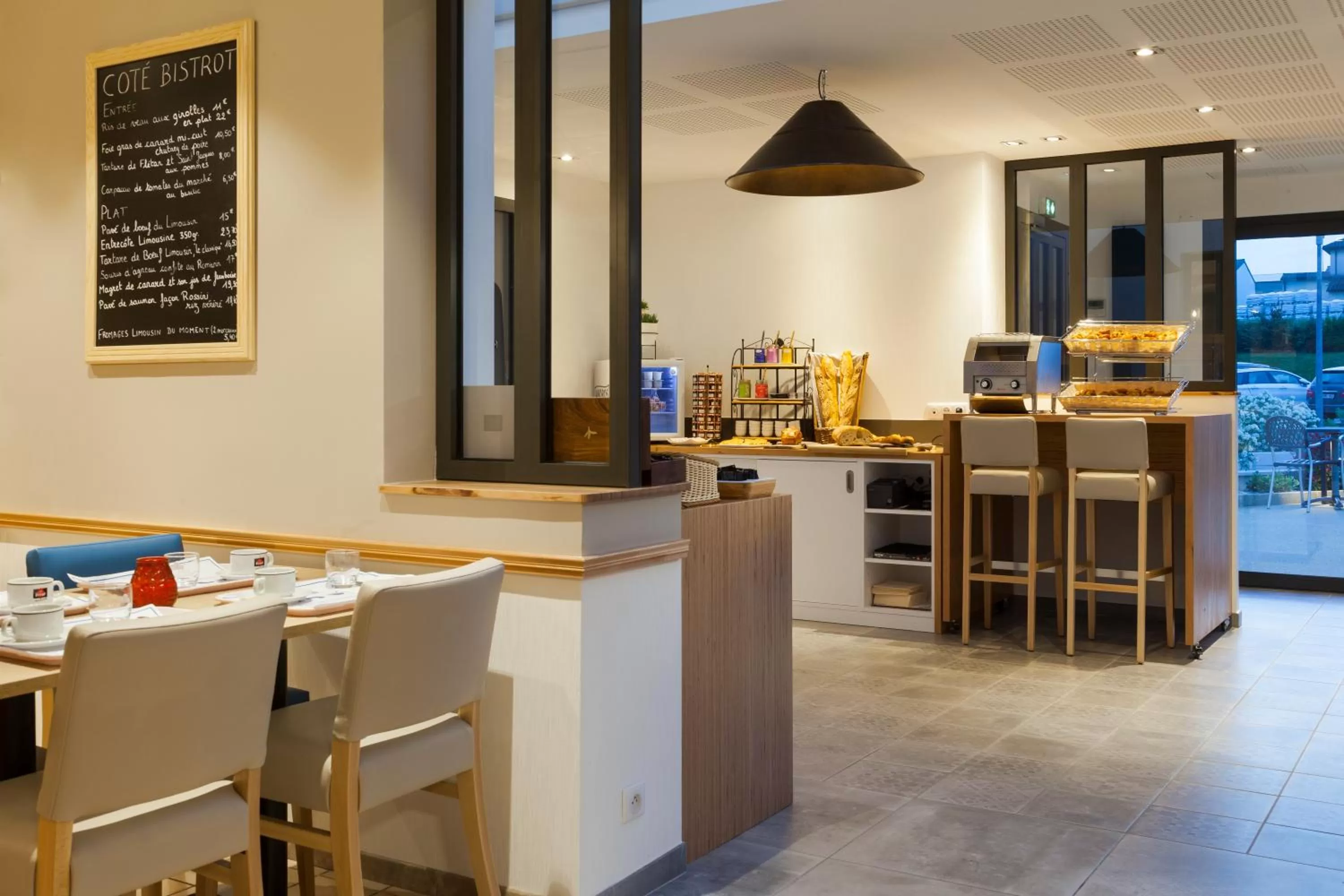 Communal kitchen in The Originals City, Hôtel Limoges Sud Feytiat