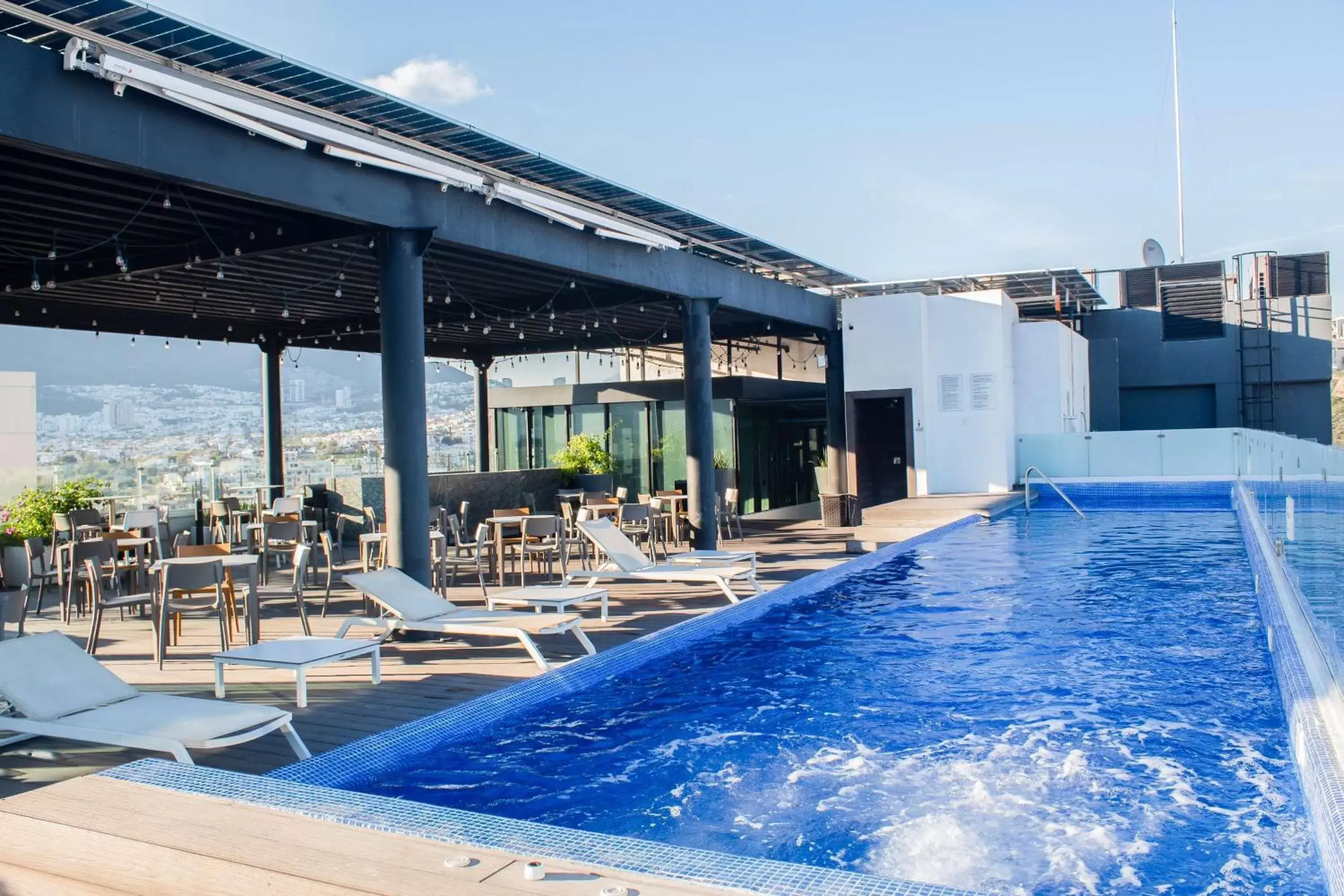 Activities, Swimming Pool in Radisson Hotel Monterrey San Jeronimo