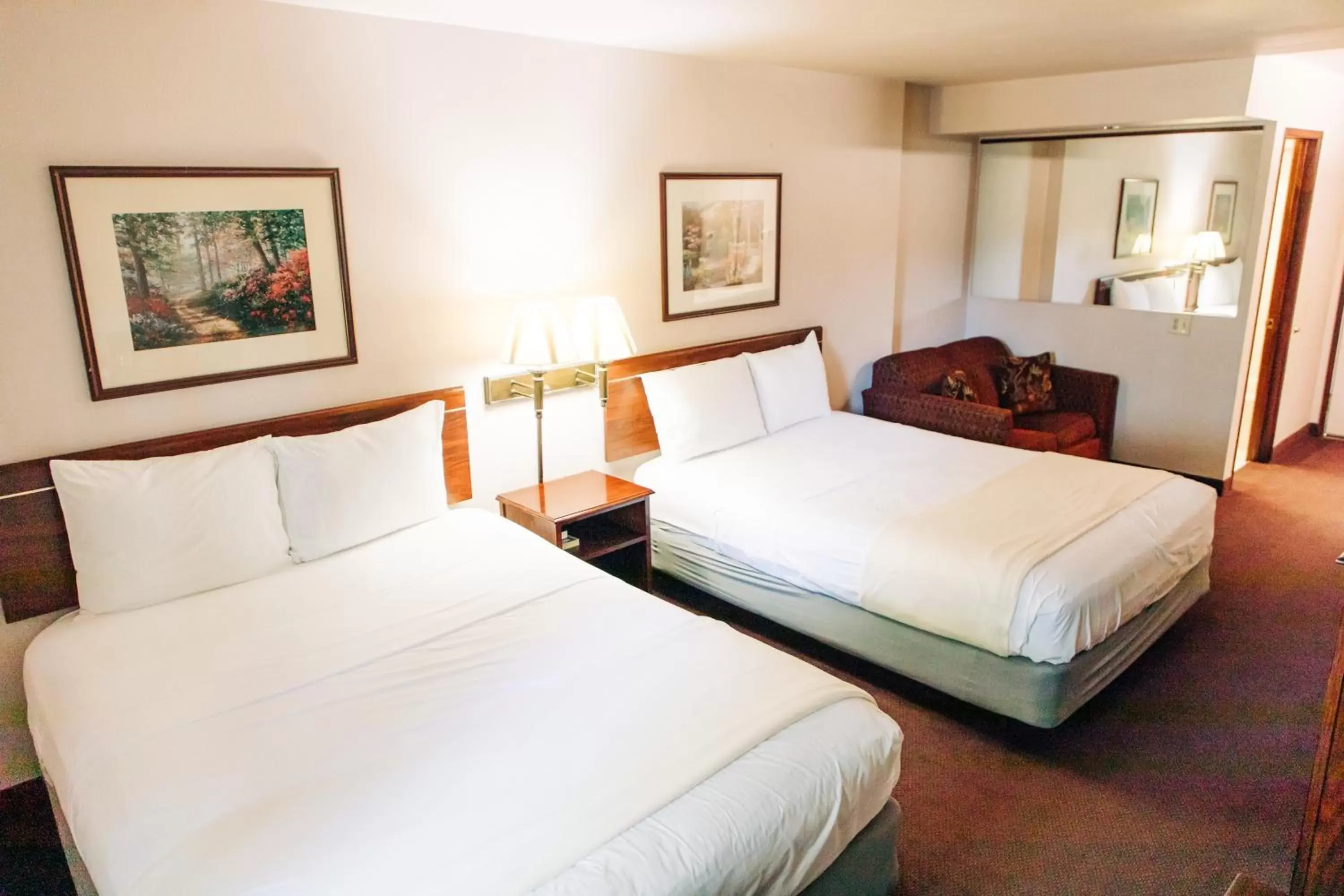 Deluxe Double Room in Quincy INN and Suites Deluxe Double Room in Quincy INN and Suites