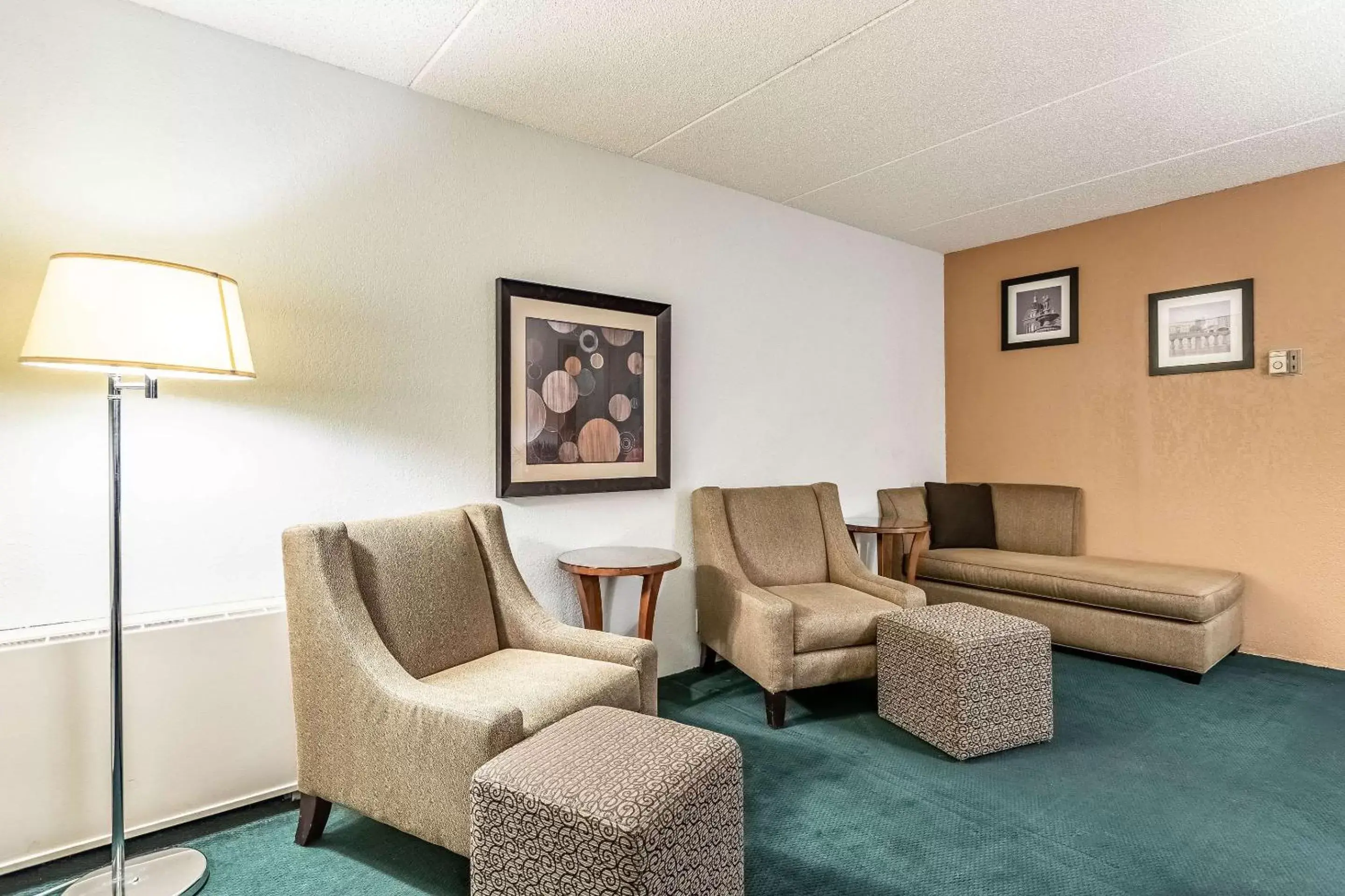 Photo of the whole room, Seating Area in Quality Inn & Suites