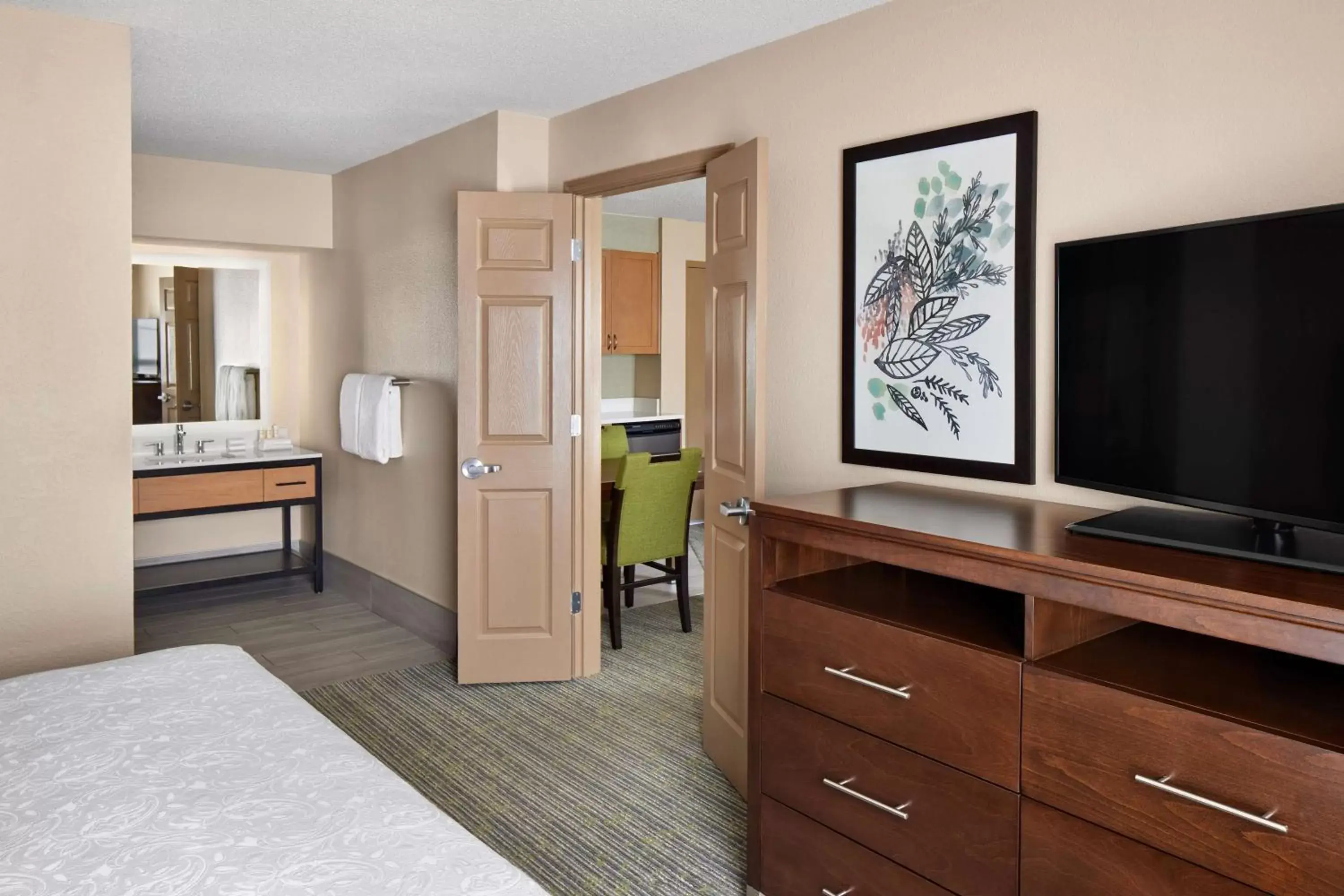 Bed, TV/Entertainment Center in Homewood Suites by Hilton Baltimore-Washington Intl Apt