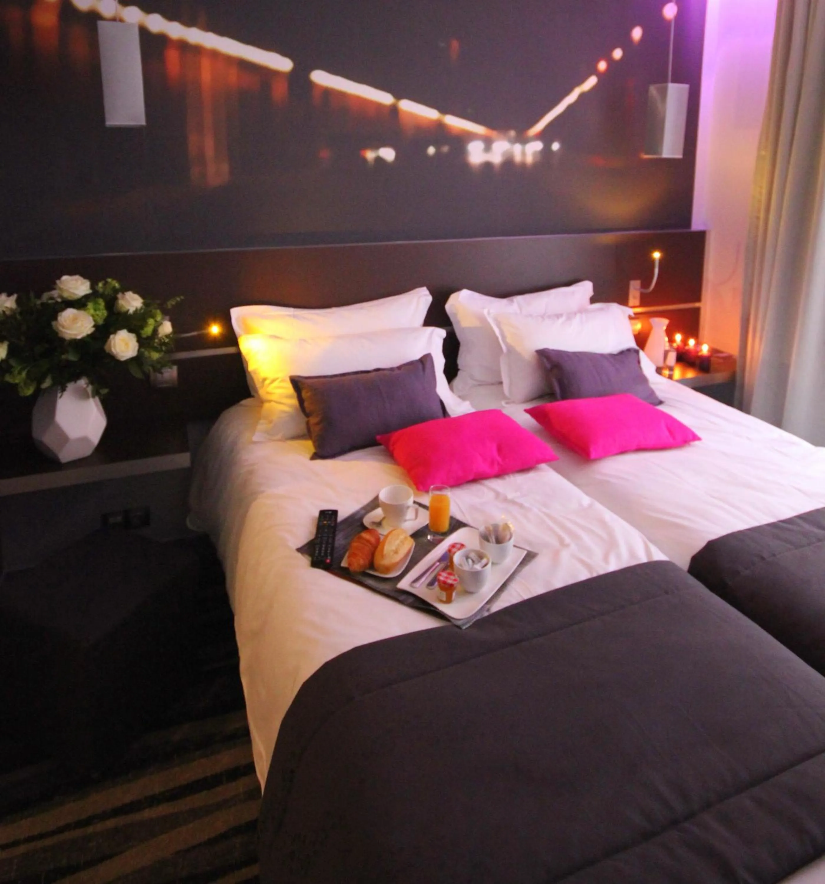 Bed in Hôtel Lumières Montmartre Paris