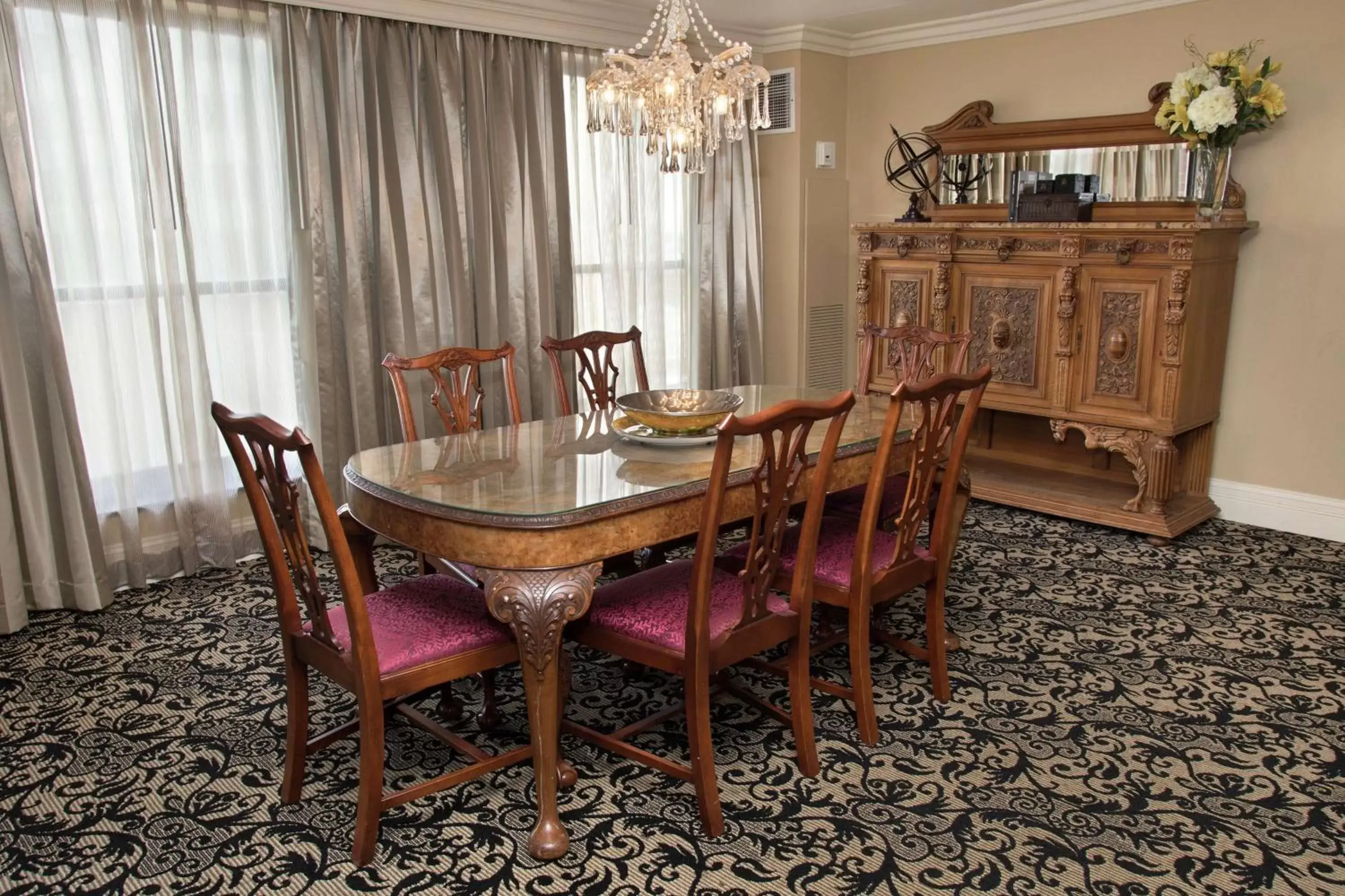 Photo of the whole room, Dining Area in President Abraham Lincoln - A Doubletree by Hilton Hotel