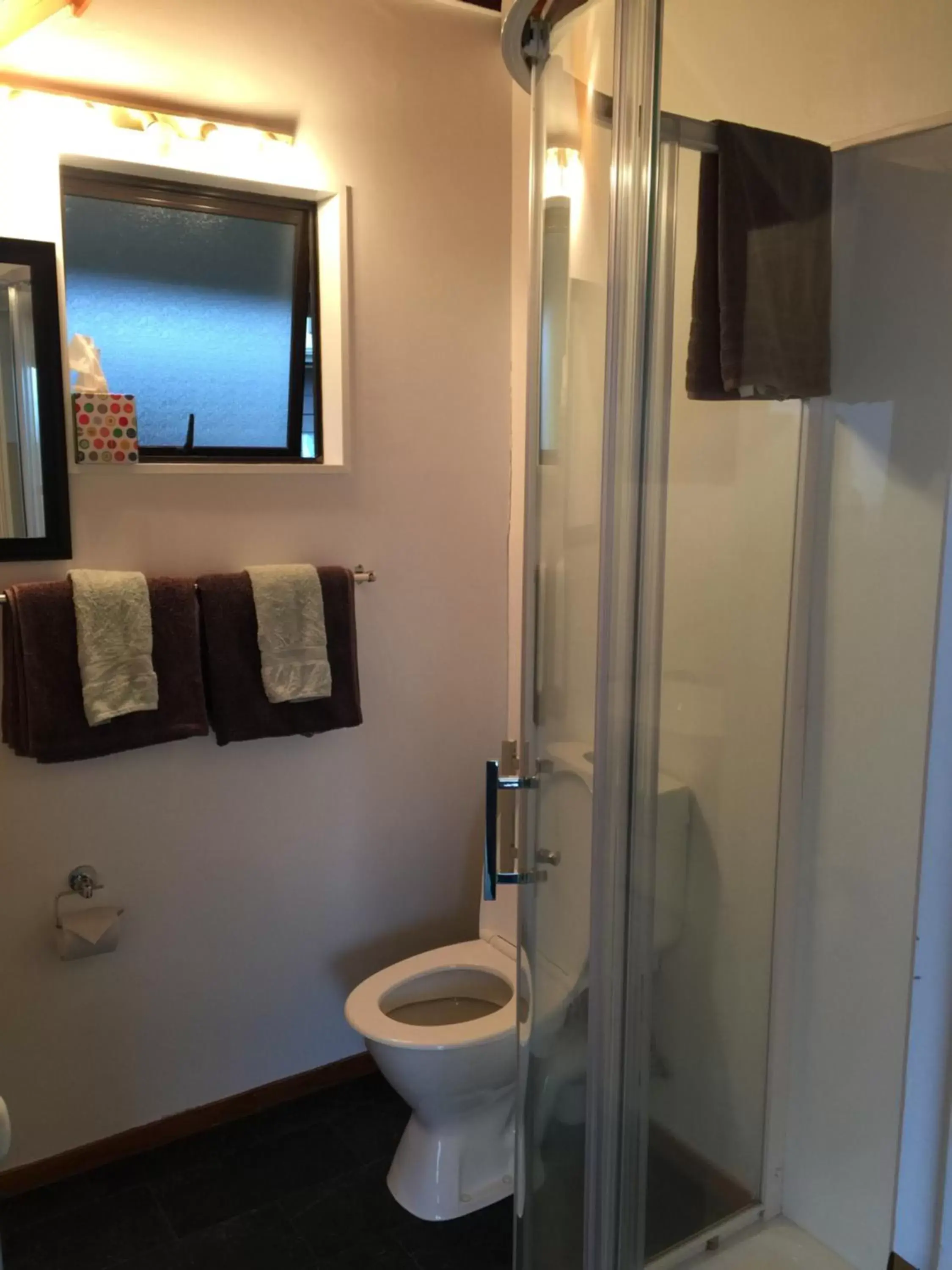 Bathroom in Grafton Cottage & Chalets Bathroom in Grafton Cottage & Chalets