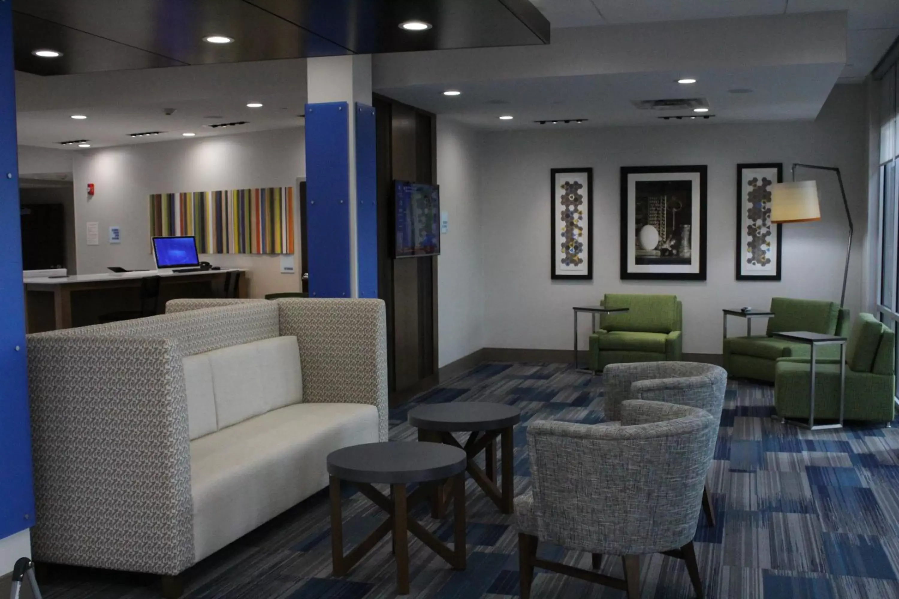 Property building, Lounge/Bar in Holiday Inn Express & Suites - Milledgeville, an IHG Hotel