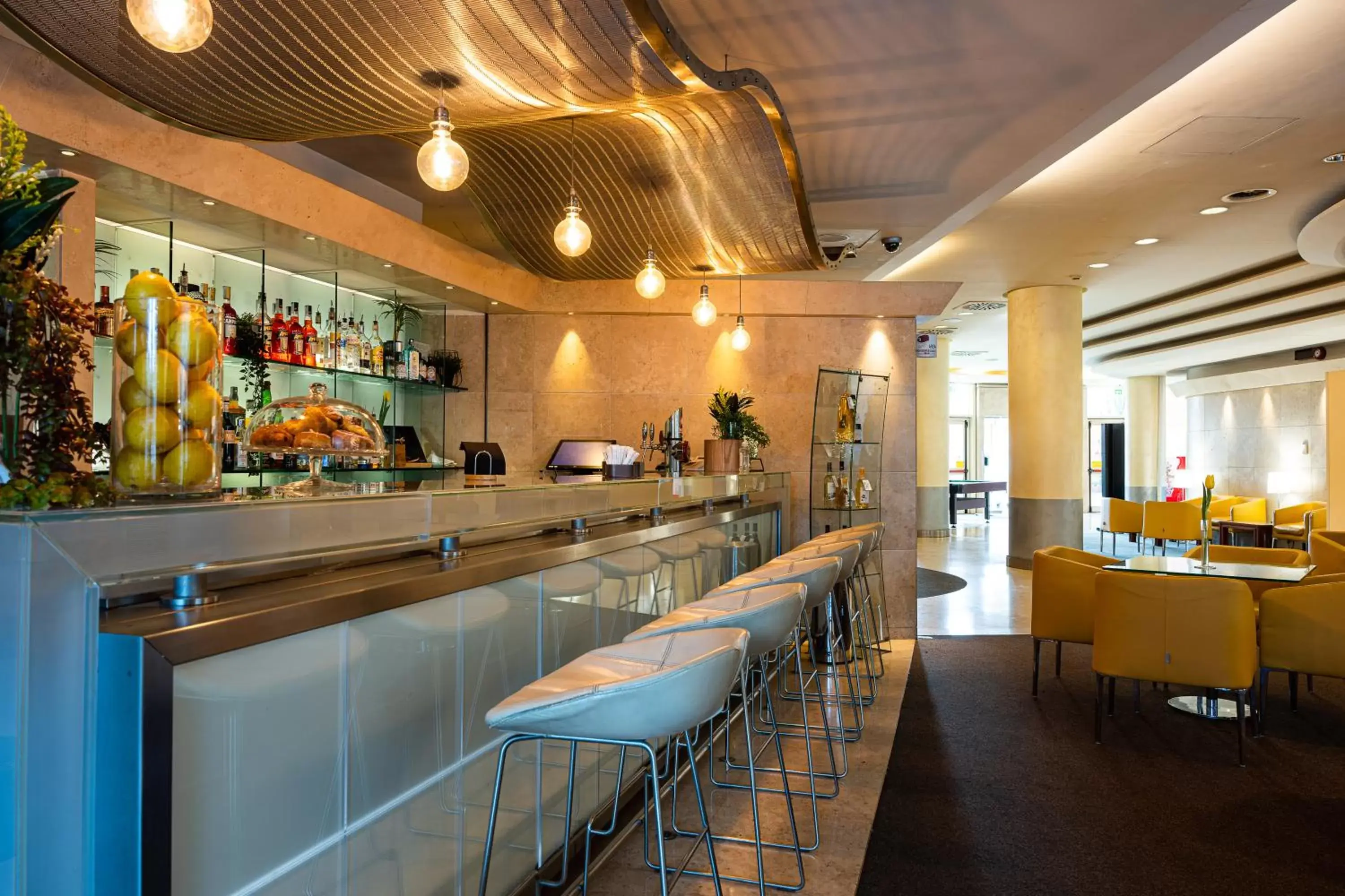 Lounge or bar, Restaurant/Places to Eat in Novotel Roma Est