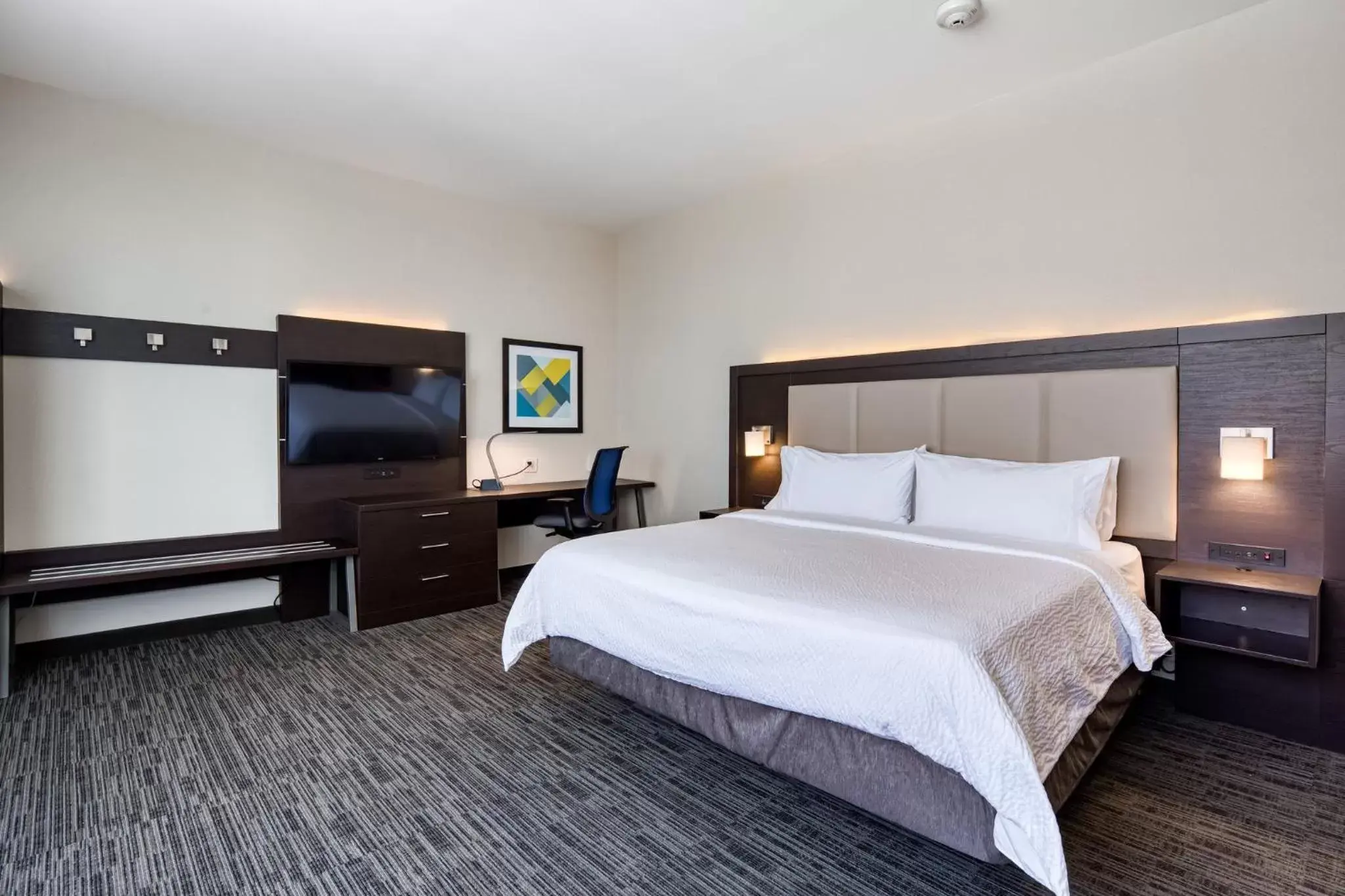 Photo of the whole room, Bed in Holiday Inn Express - Kansas City Downtown, an IHG Hotel