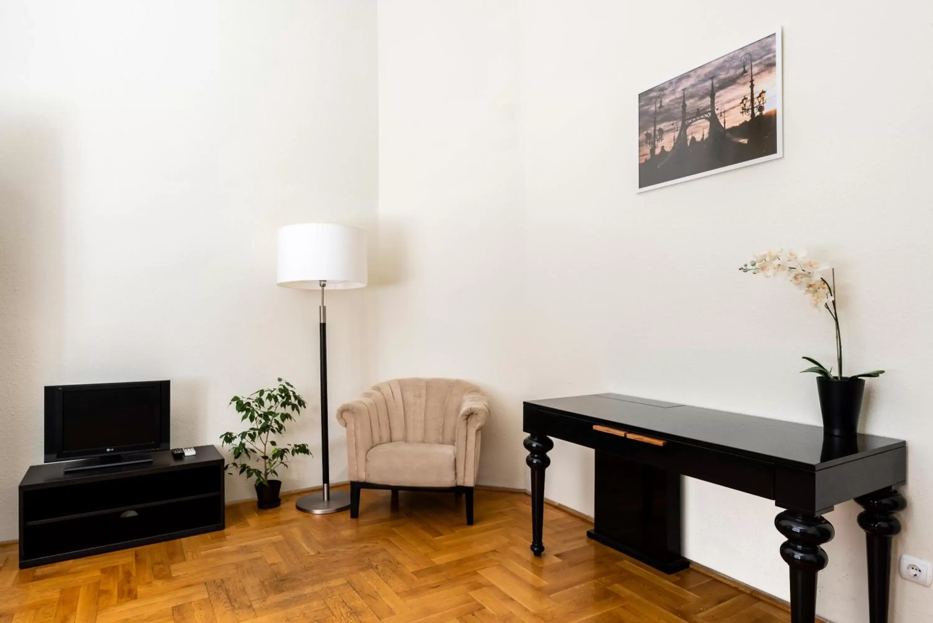 Living room, TV/Entertainment Center in Baross City Hotel - Budapest