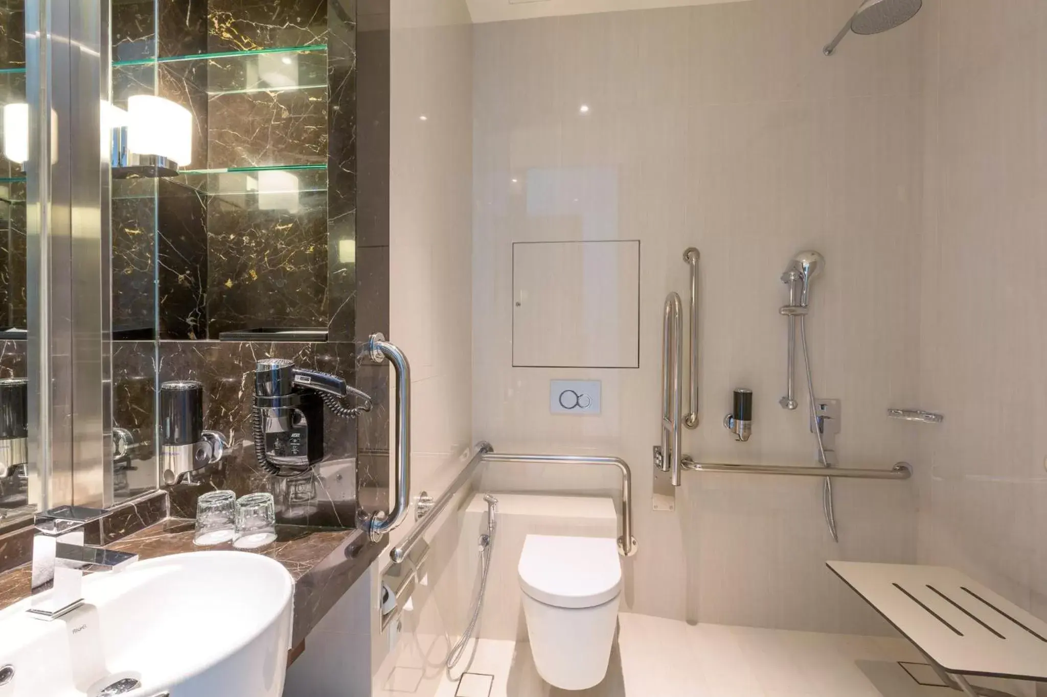Photo of the whole room, Bathroom in Holiday Inn Express Singapore Clarke Quay, an IHG Hotel
