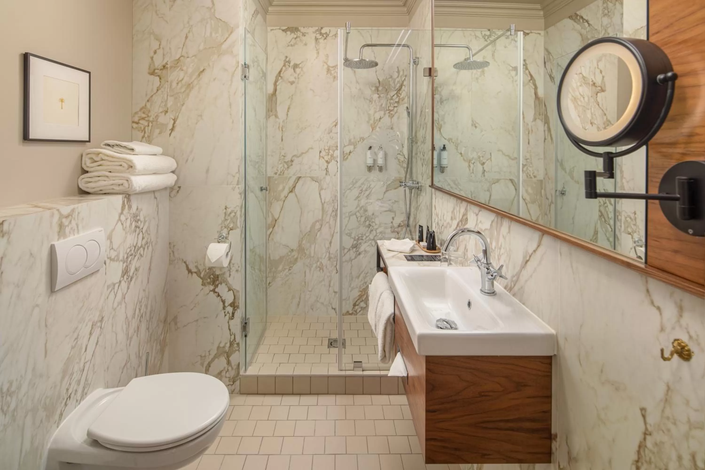 Shower in Queen's Court Hotel & Residence