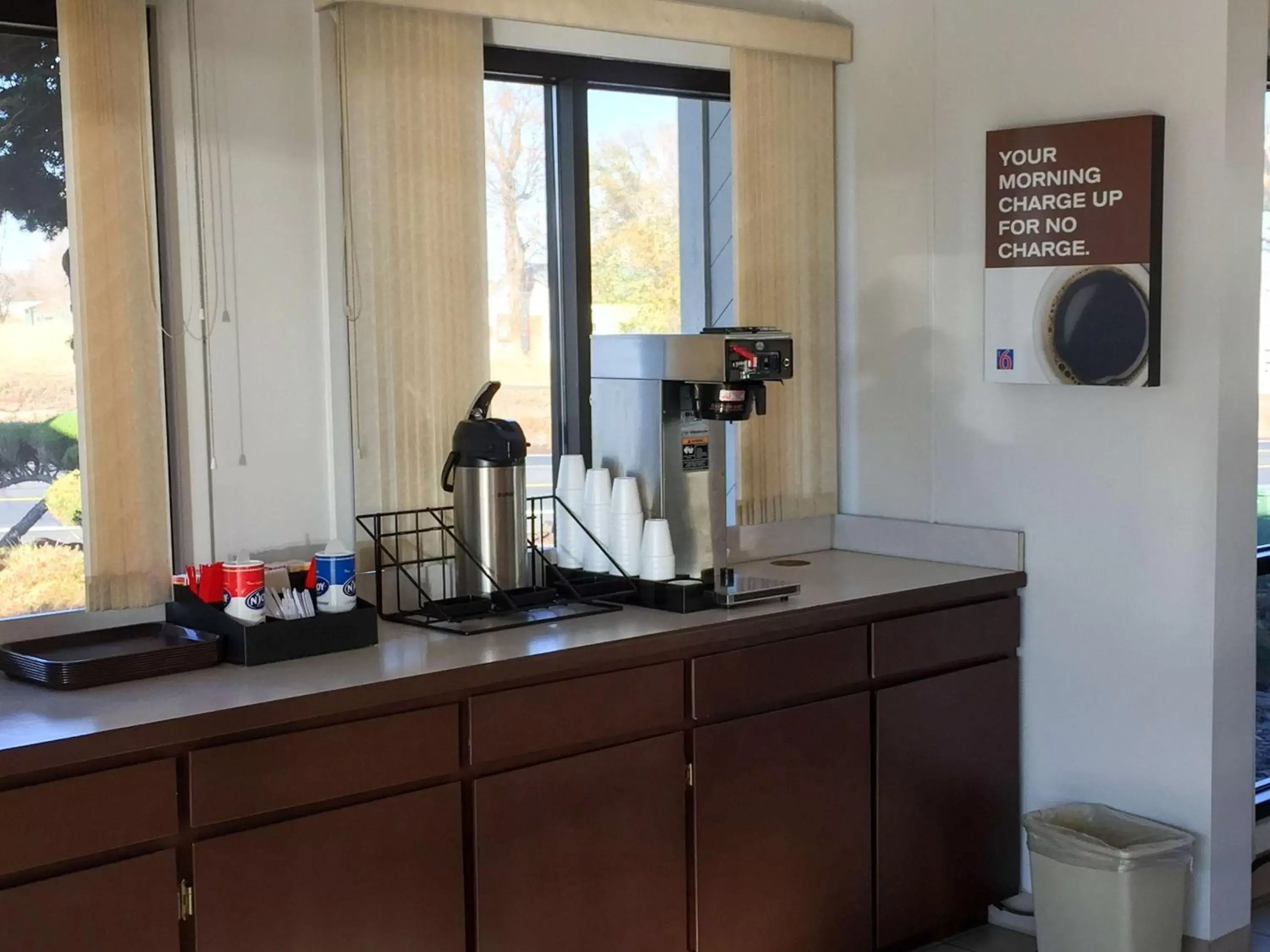 Coffee/tea facilities, Kitchen/Kitchenette in Motel 6-Madras, OR