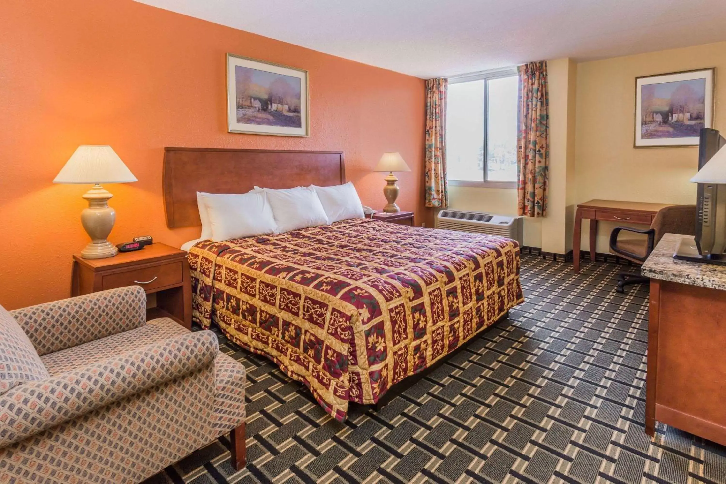 Photo of the whole room, Bed in Days Hotel by Wyndham Danville Conference Center