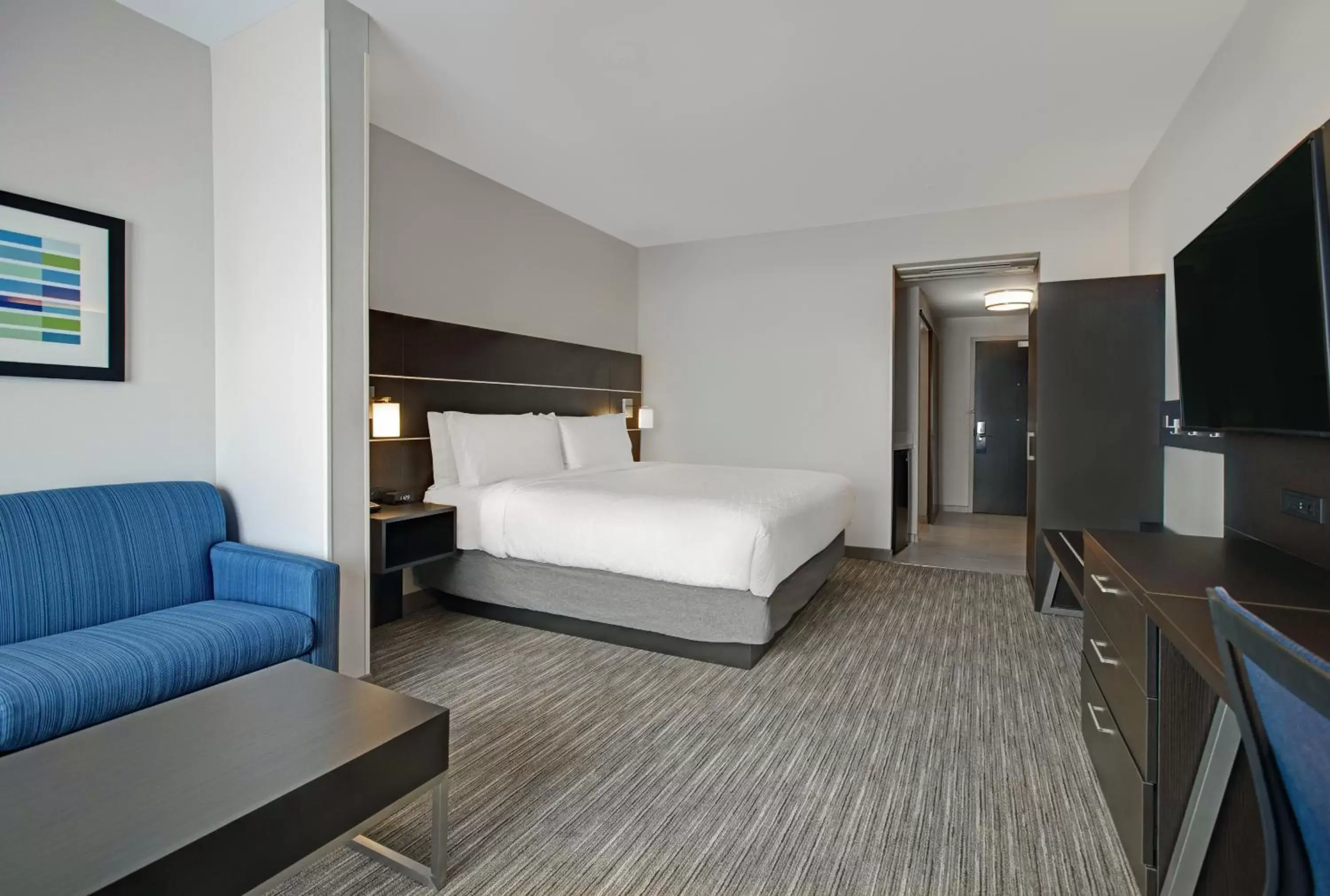 Bedroom, TV/Entertainment Center in Holiday Inn Express & Suites - Milwaukee - Brookfield, an IHG Hotel