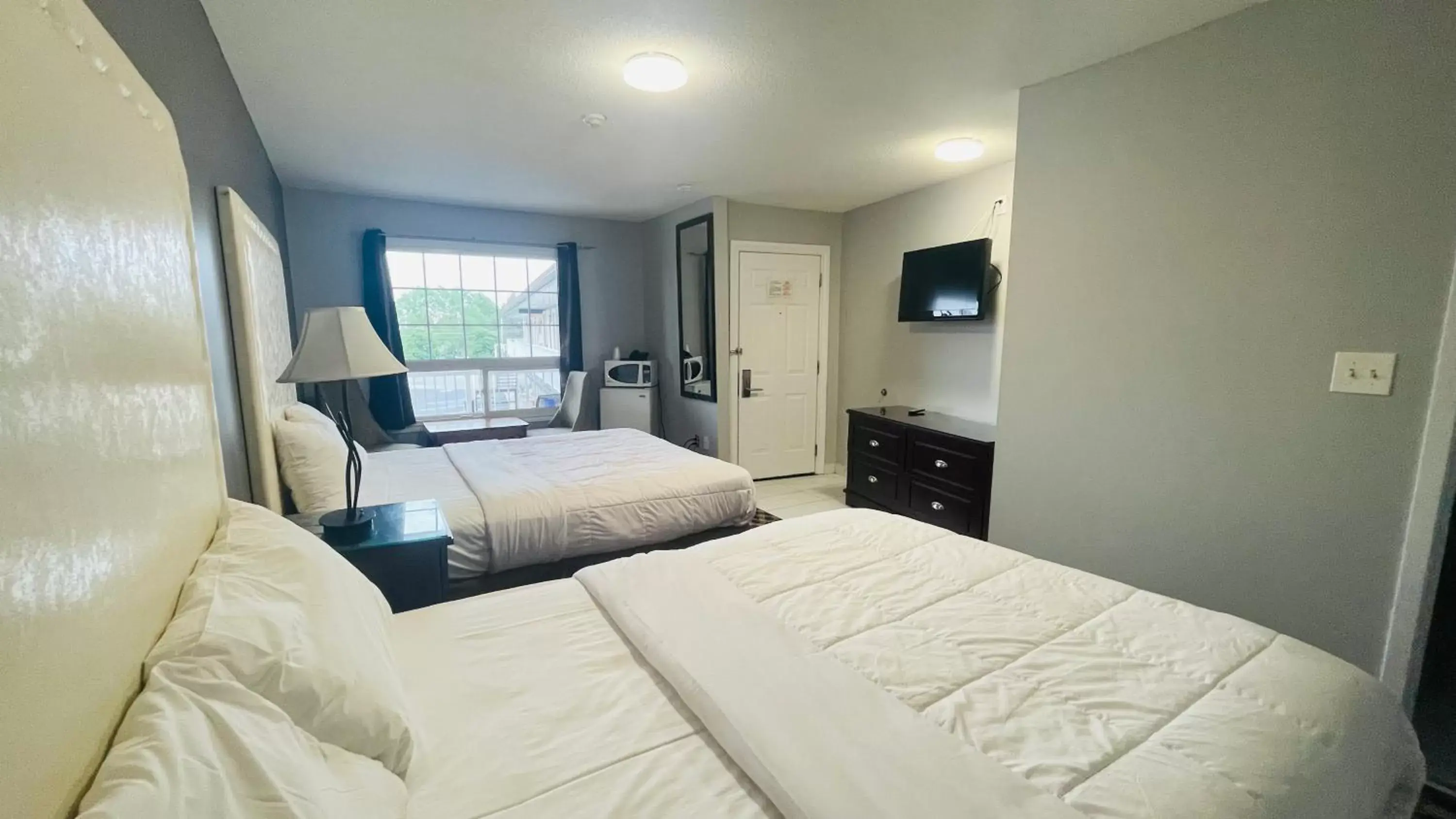 Bedroom, Bed in Falls Lodge by the Falls (Formerly Knights Inn)