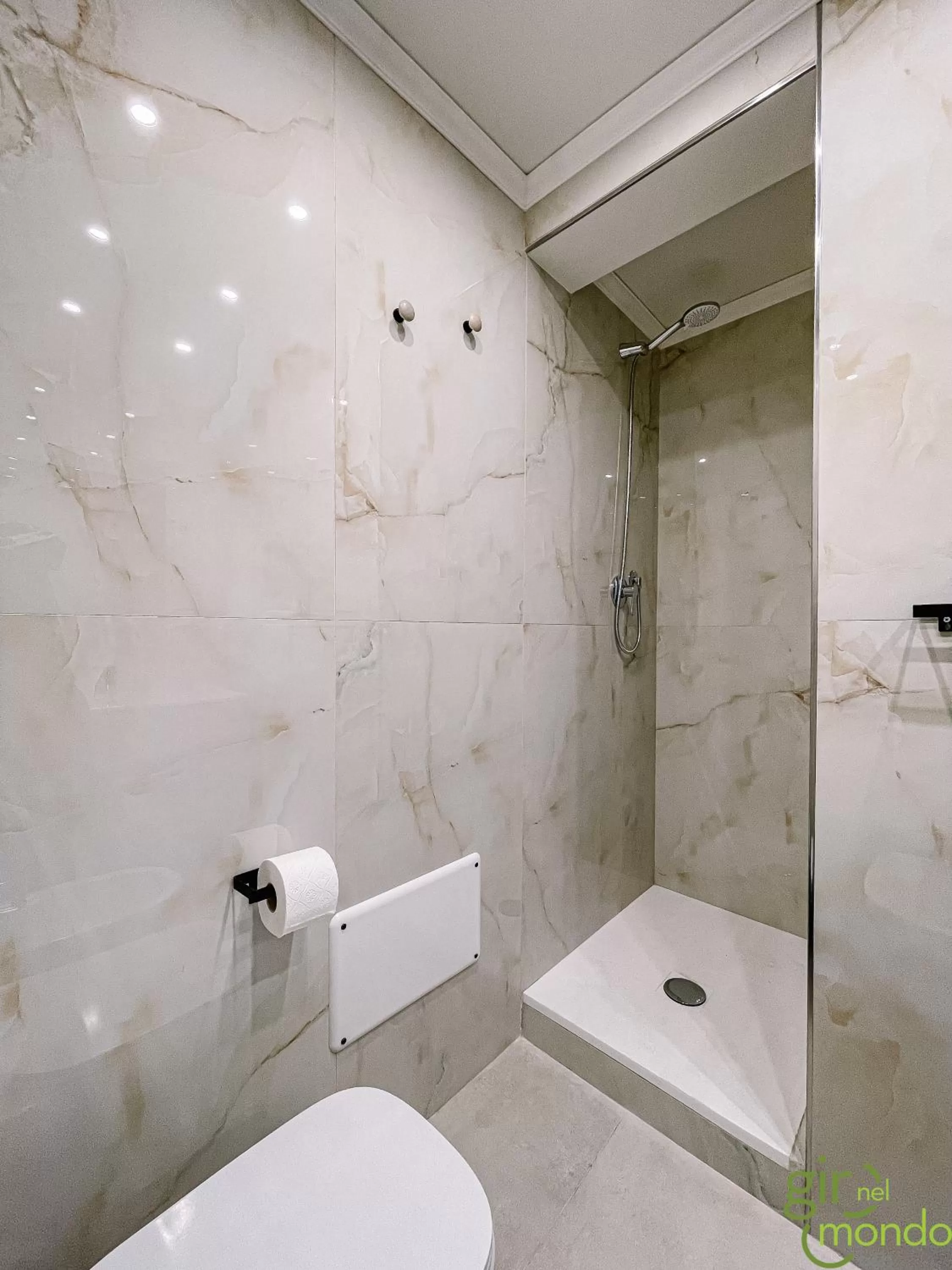 Shower in Giro nel mondo