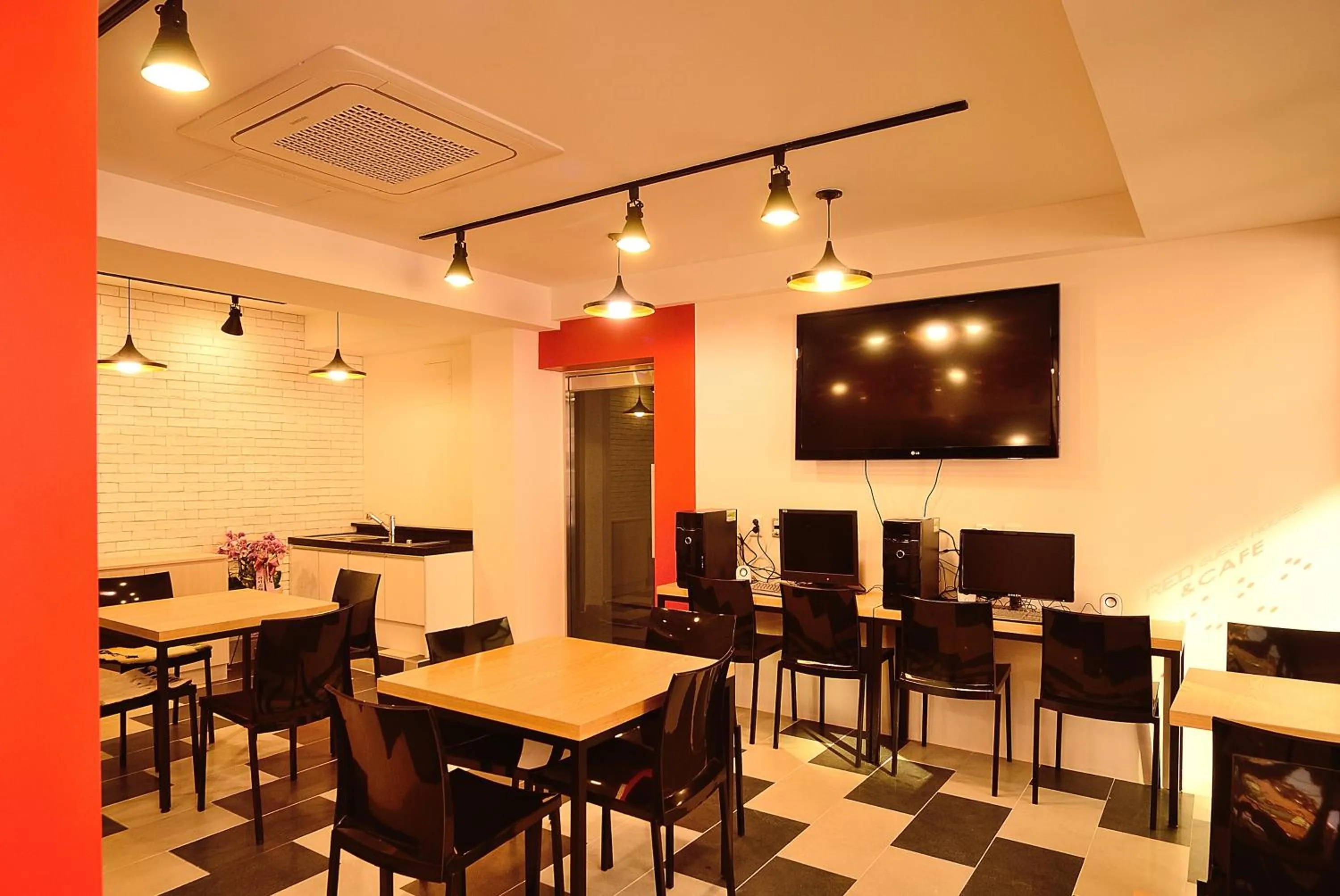 Restaurant/places to eat in Red Guesthouse