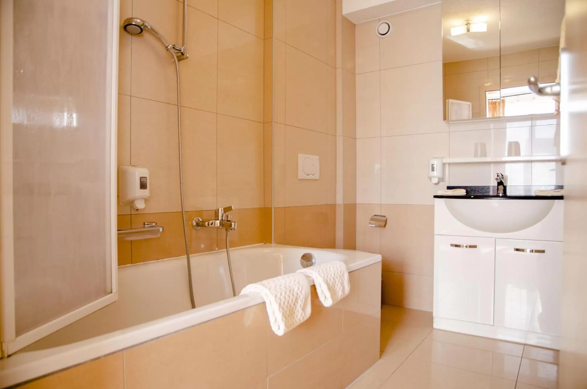 Bathroom in Hotel du Faucon