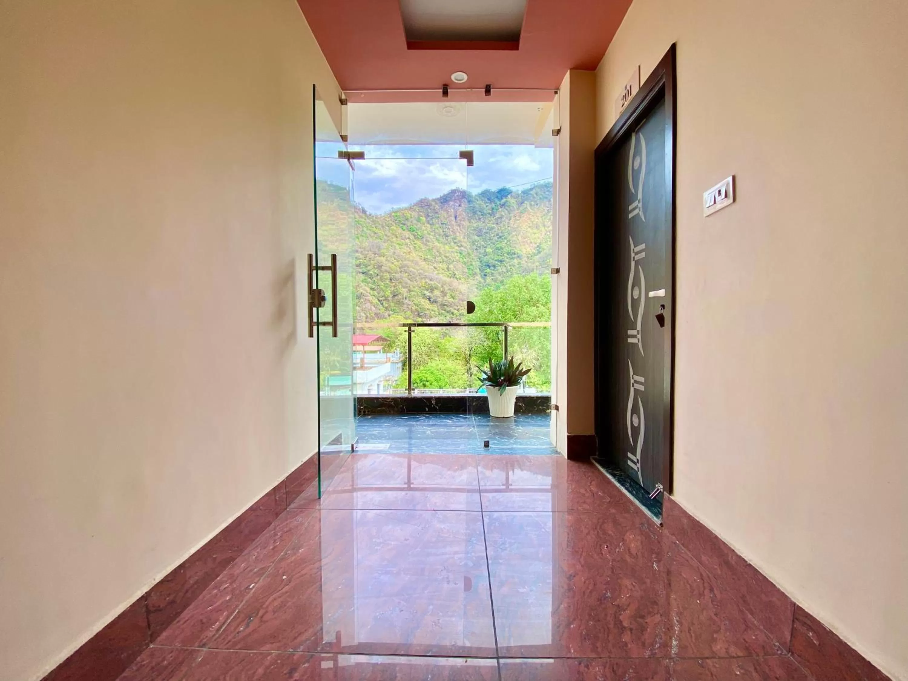 Mountain view in Tapovan New Residency - 5 minutes walk to Laxman jhula