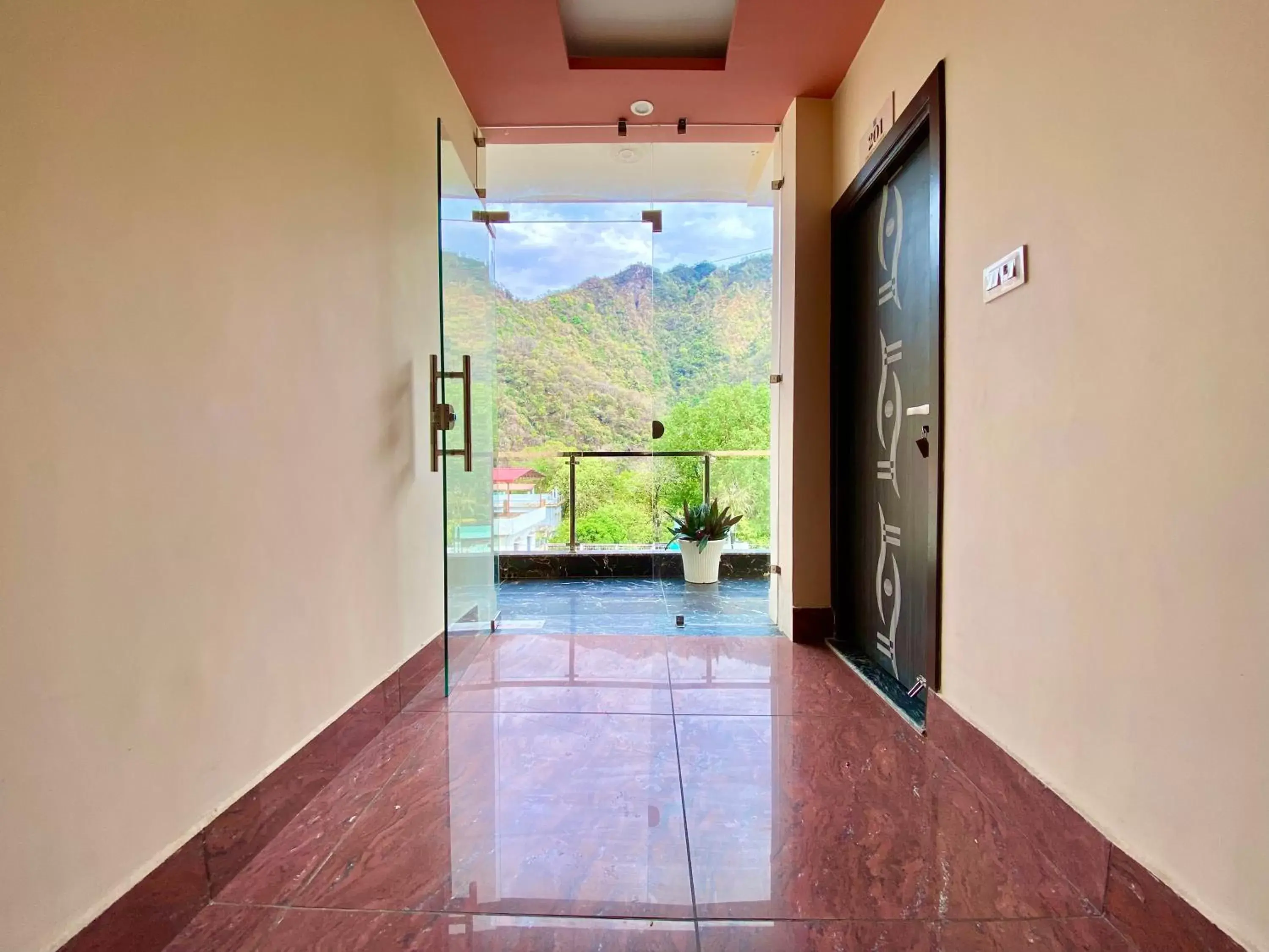 Mountain view in Tapovan New Residency - 5 minutes walk to Laxman jhula Mountain view in Tapovan New Residency - 5 minutes walk to Laxman jhula