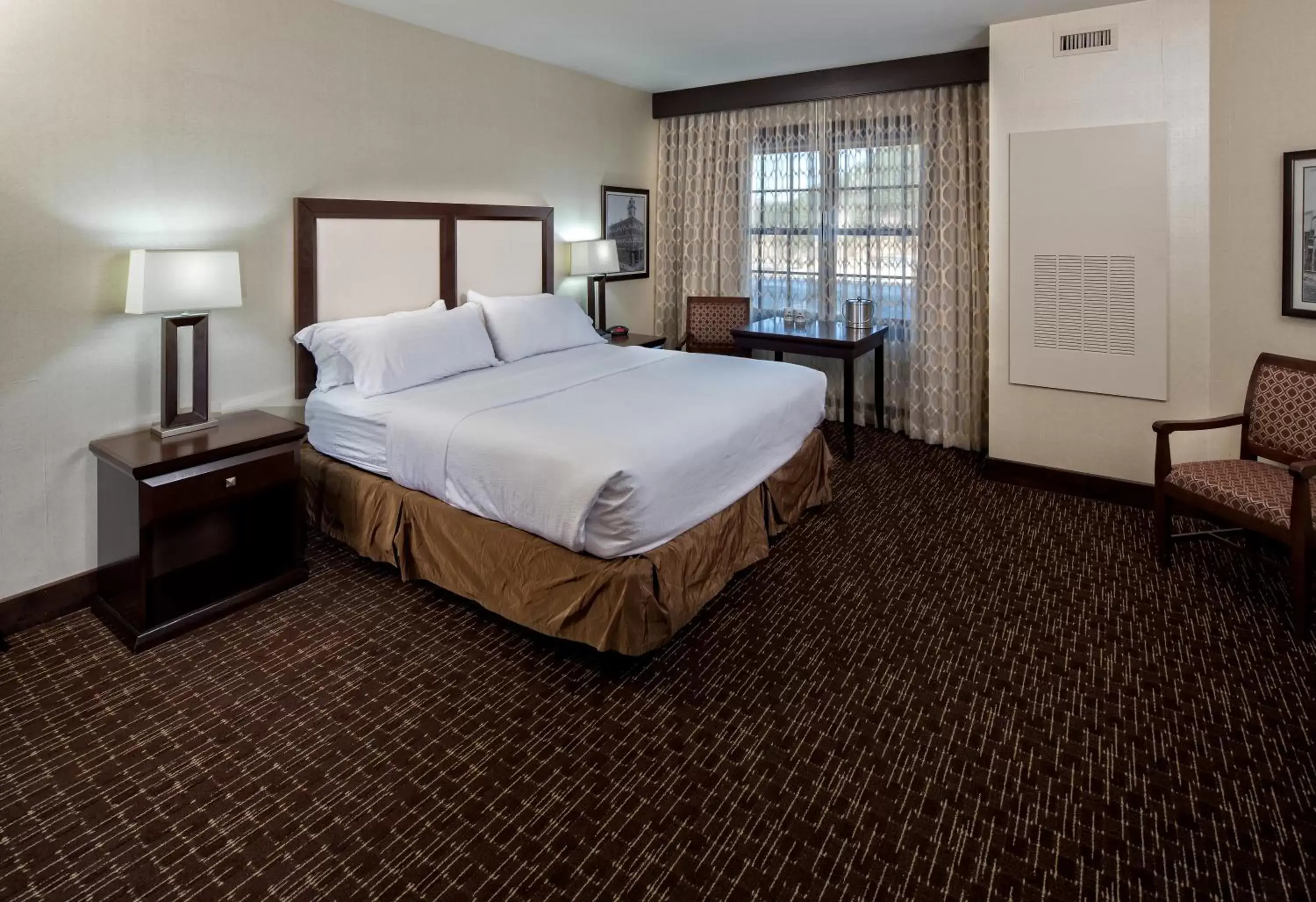 Photo of the whole room, Bed in Holiday Inn Resort Deadwood Mountain Grand, an IHG Hotel