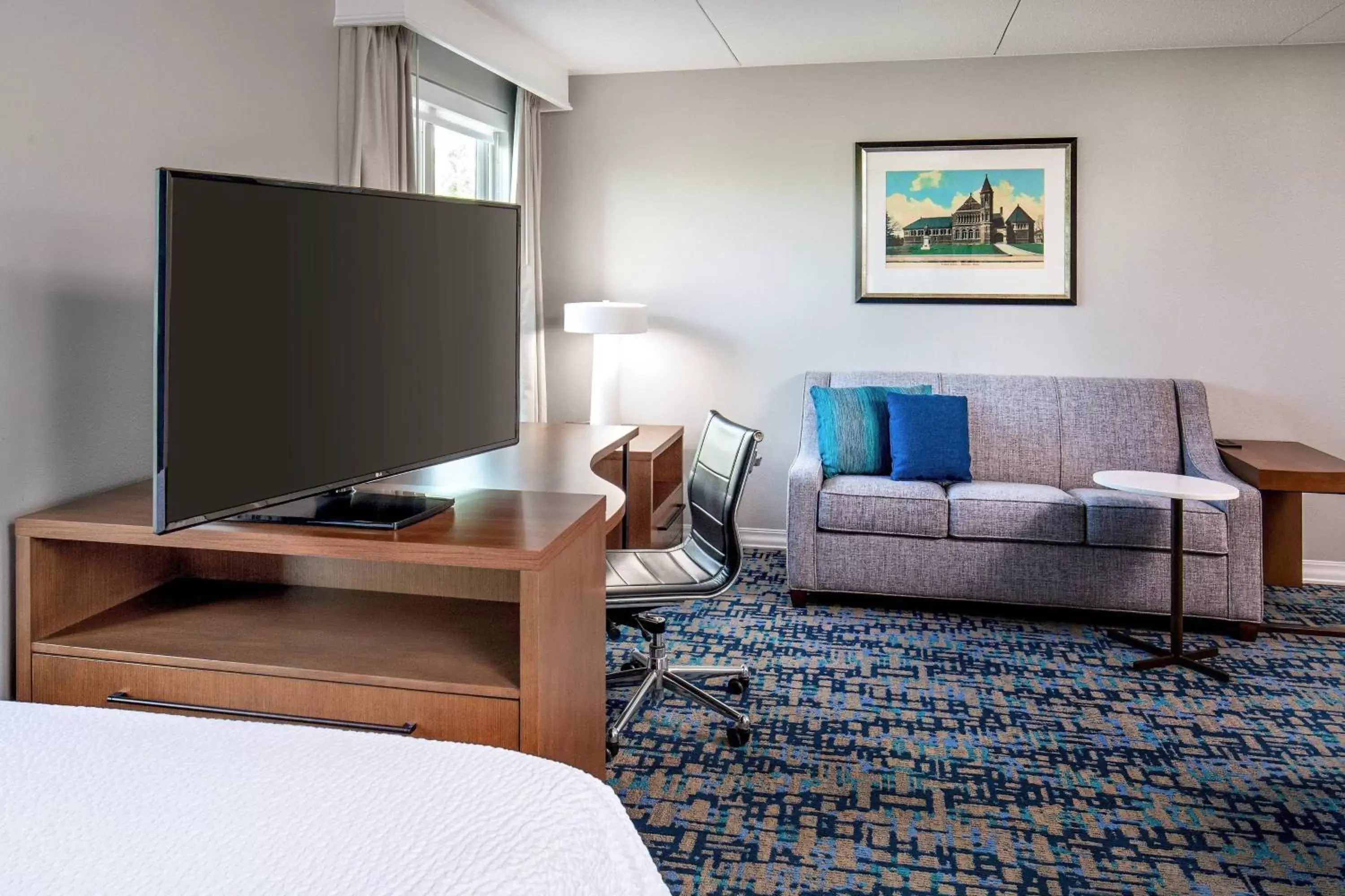 Living room, TV/Entertainment Center in Residence Inn by Marriott Boston Woburn