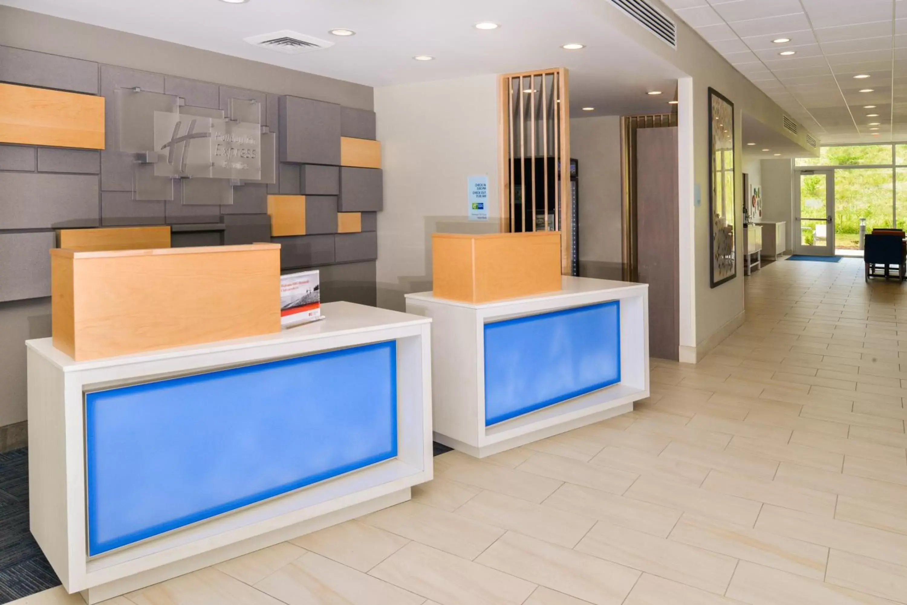 Property building, Lobby/Reception in Holiday Inn Express & Suites Salem, an IHG Hotel