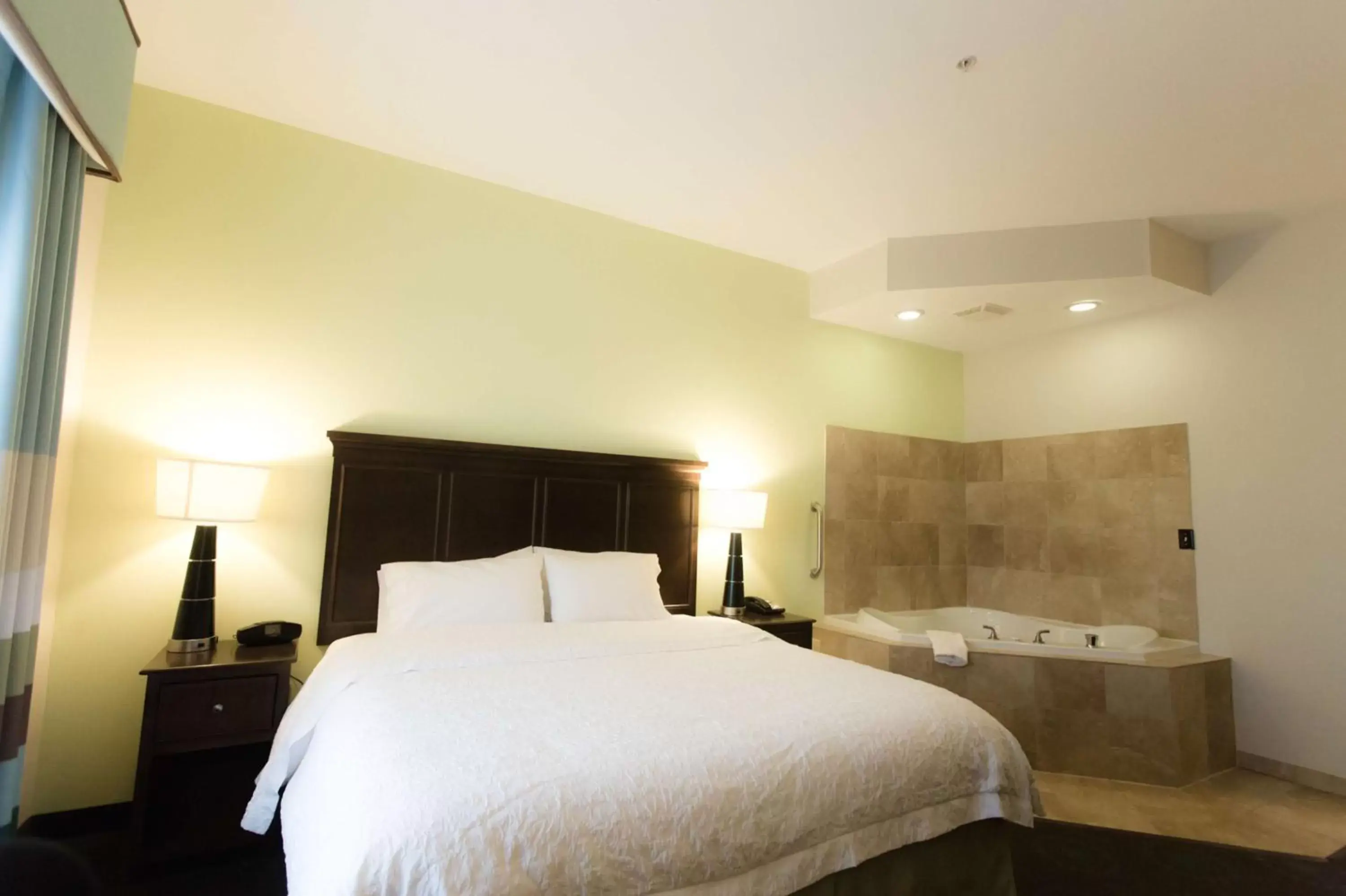 Bed in Hampton Inn & Suites Middlebury