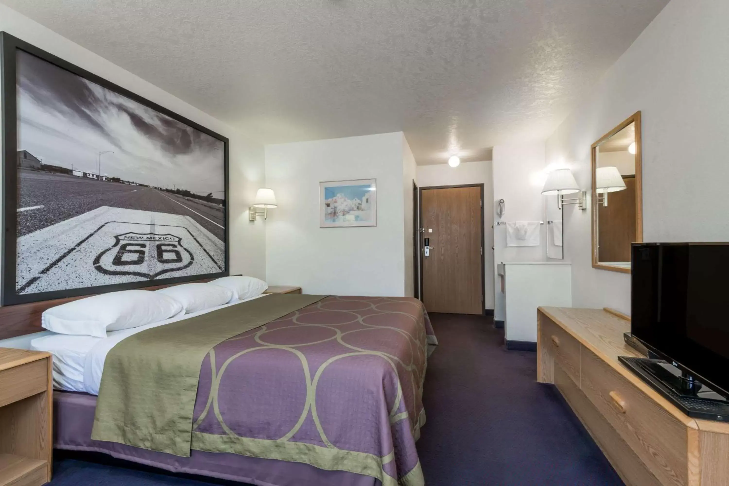 Photo of the whole room, Bed in Super 8 by Wyndham Bernalillo