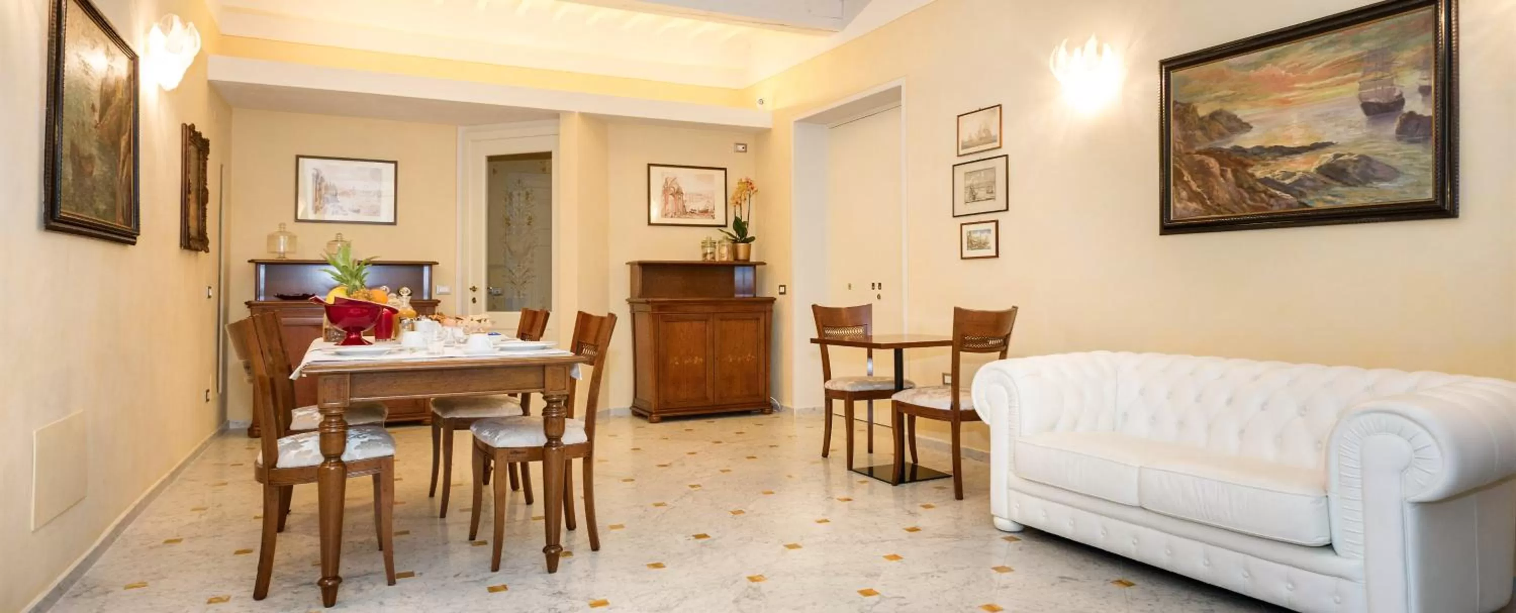 Communal lounge/ TV room in Relais Dei Mercanti B&B And Suites