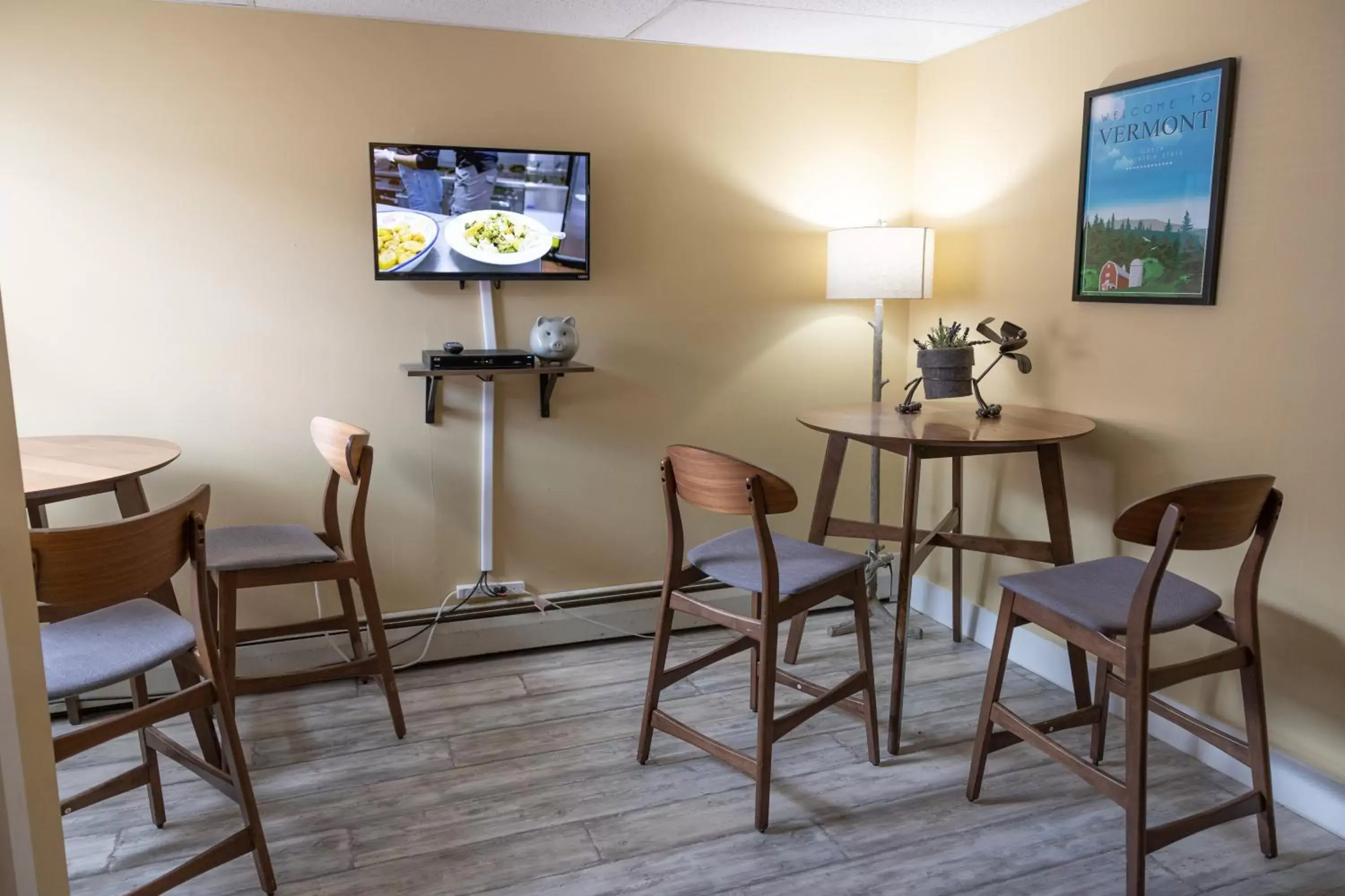 Continental breakfast, TV/Entertainment Center in Clear River Inn and Tavern