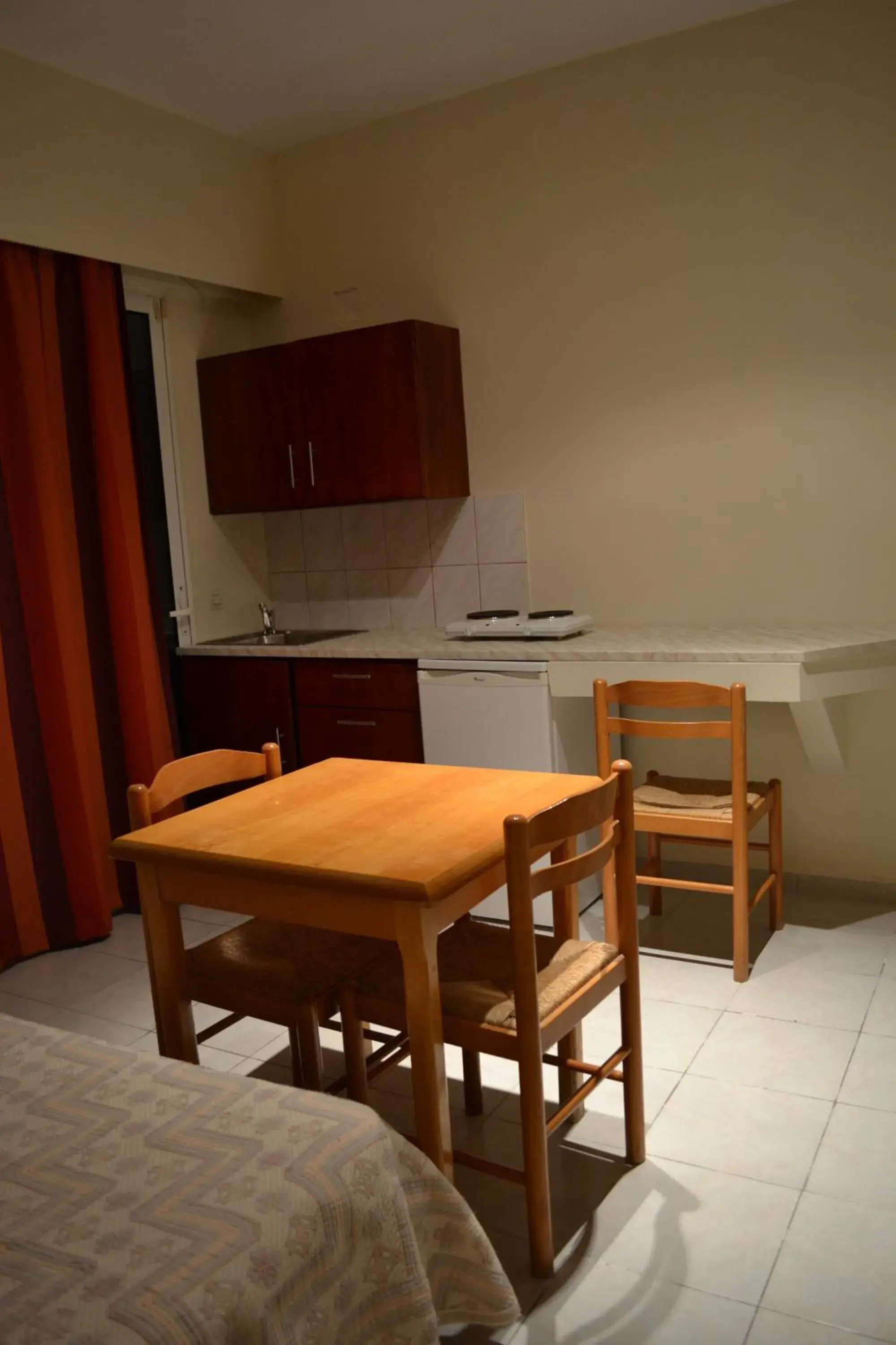 Kitchen or kitchenette, TV/Entertainment Center in Panorama Hotel and Apartments