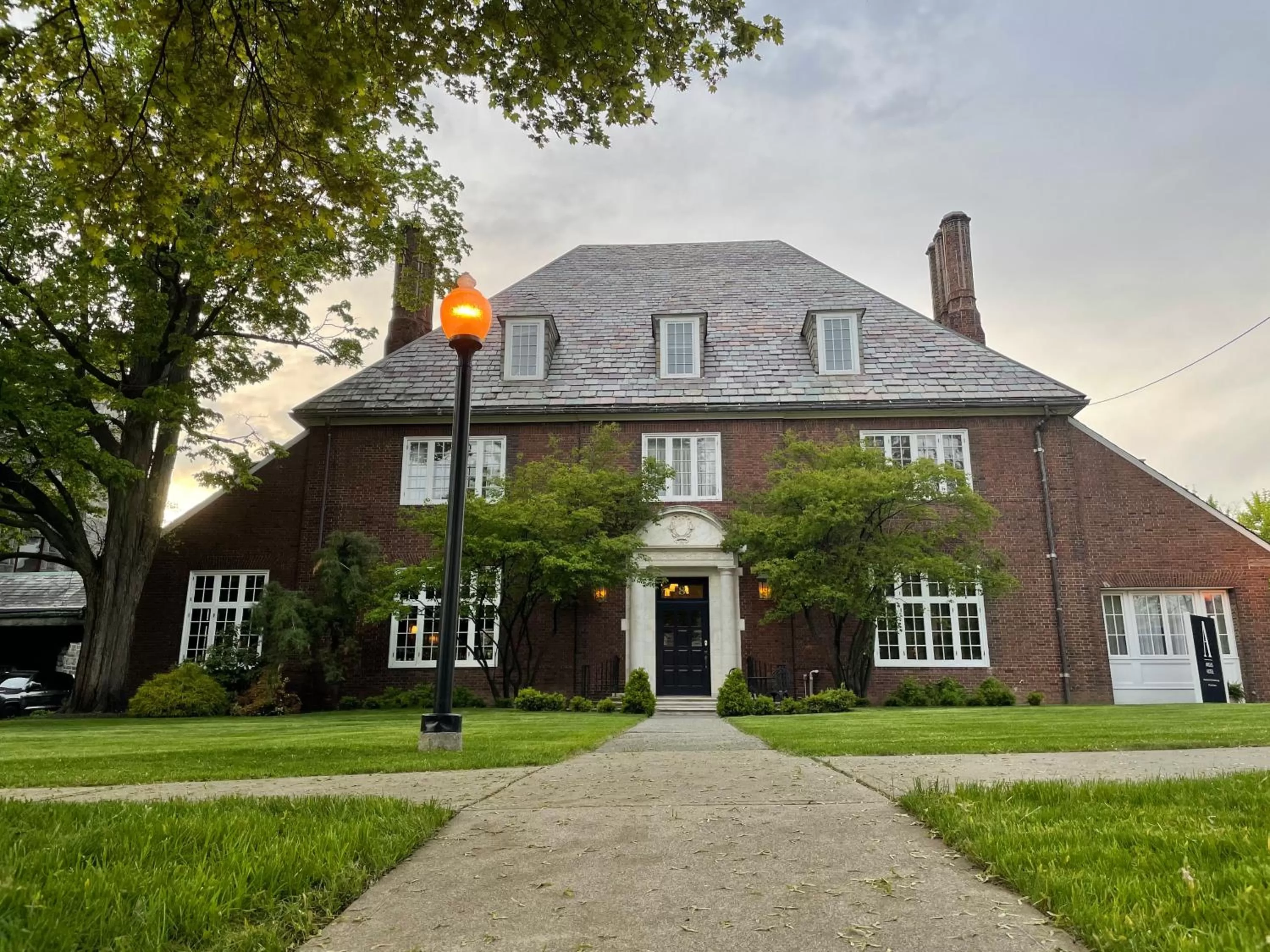 Property Building in The Argus Hotel & Cocktail Lounge