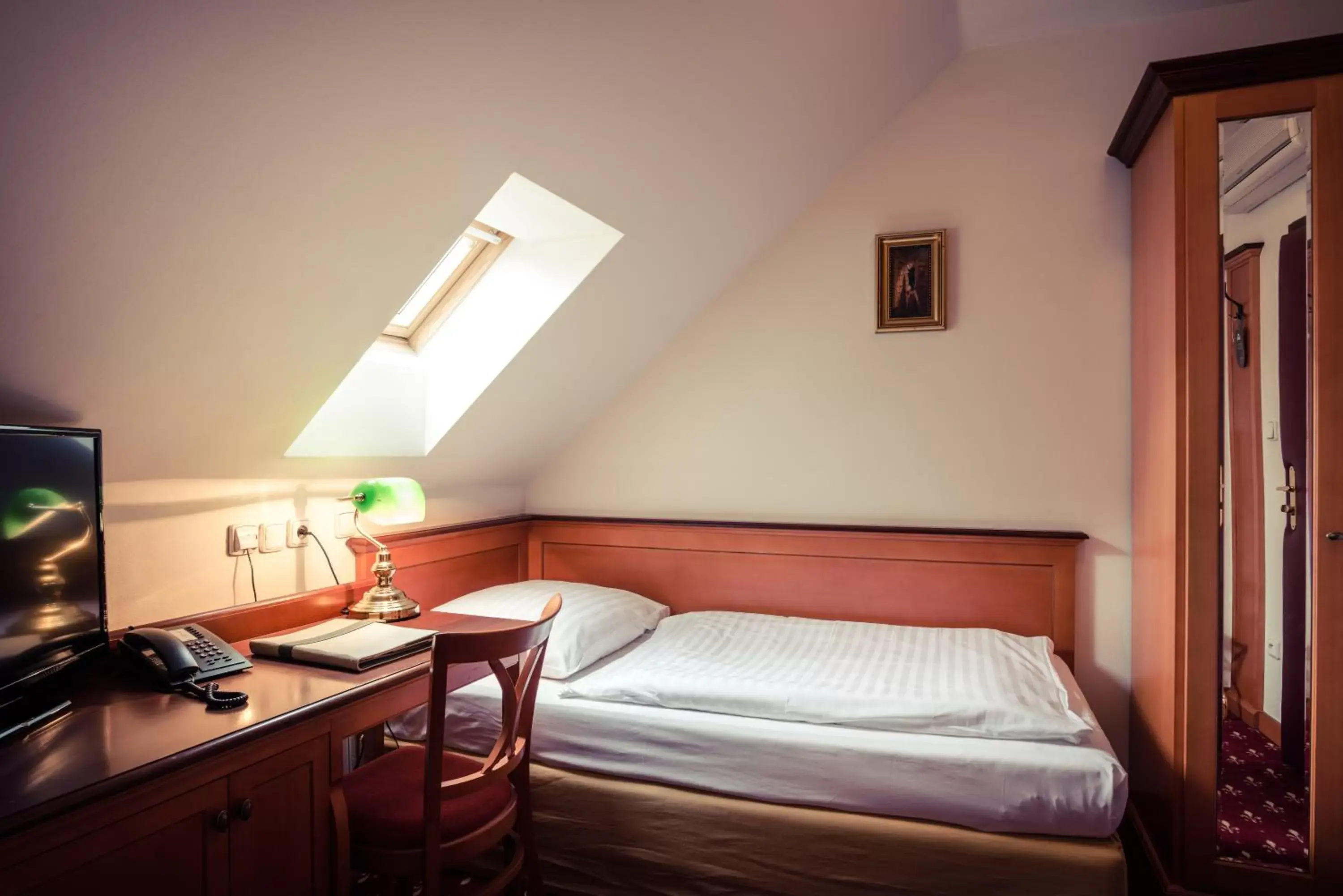 Single Room in LH Hotel Gold Single Room in LH Hotel Gold