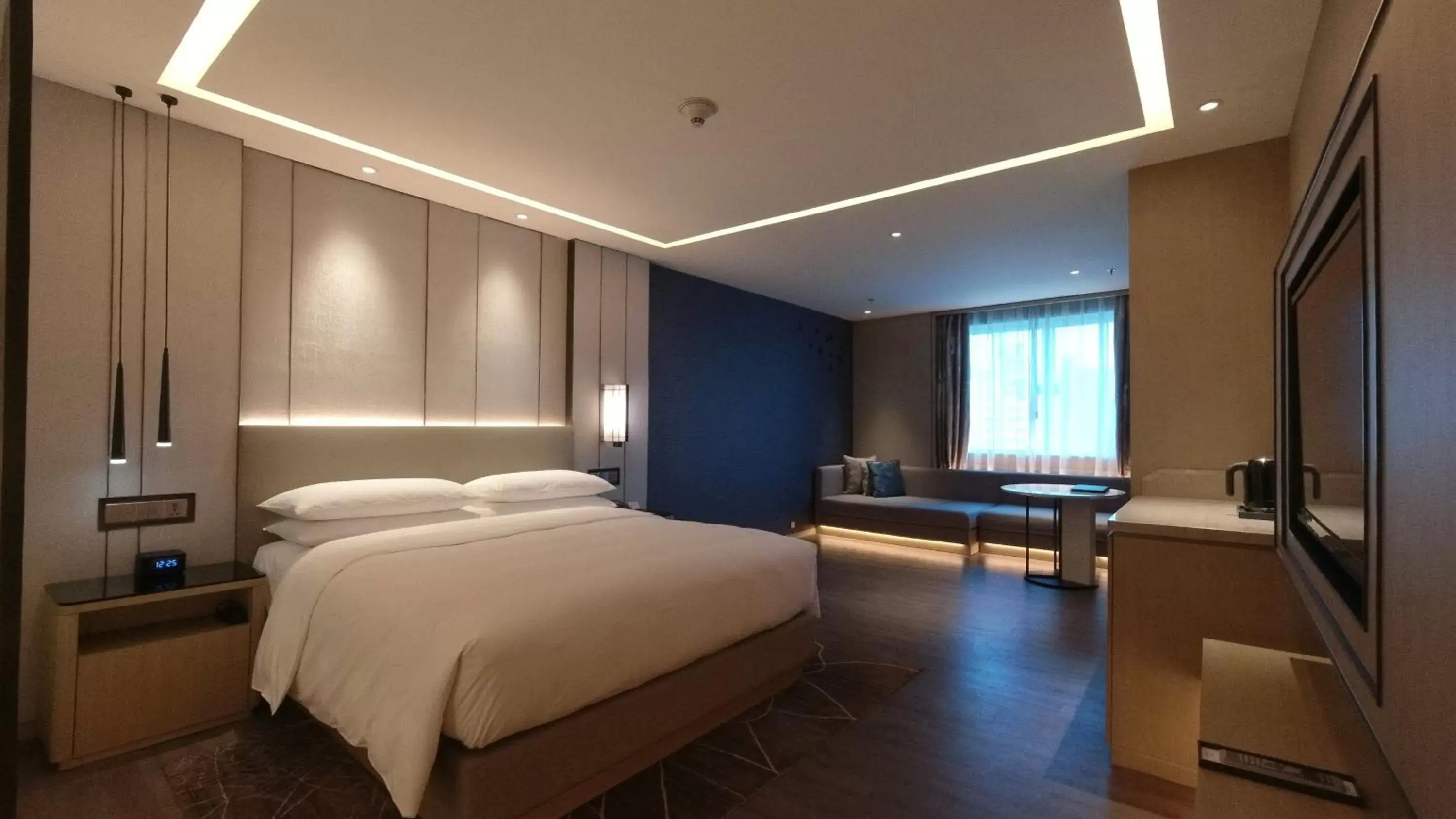 King Room with City View - Executive Lounge Access in Renaissance Shenzhen Luohu Hotel King Room with City View - Executive Lounge Access in Renaissance Shenzhen Luohu Hotel
