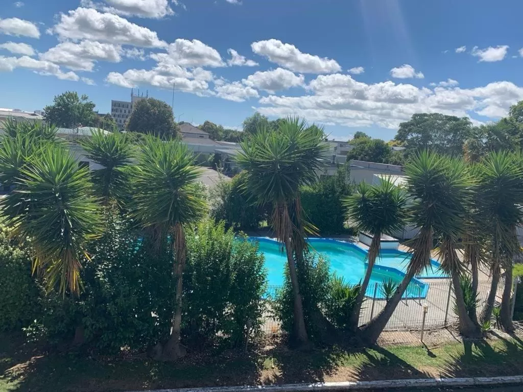 Swimming pool in Apple Motor Inn