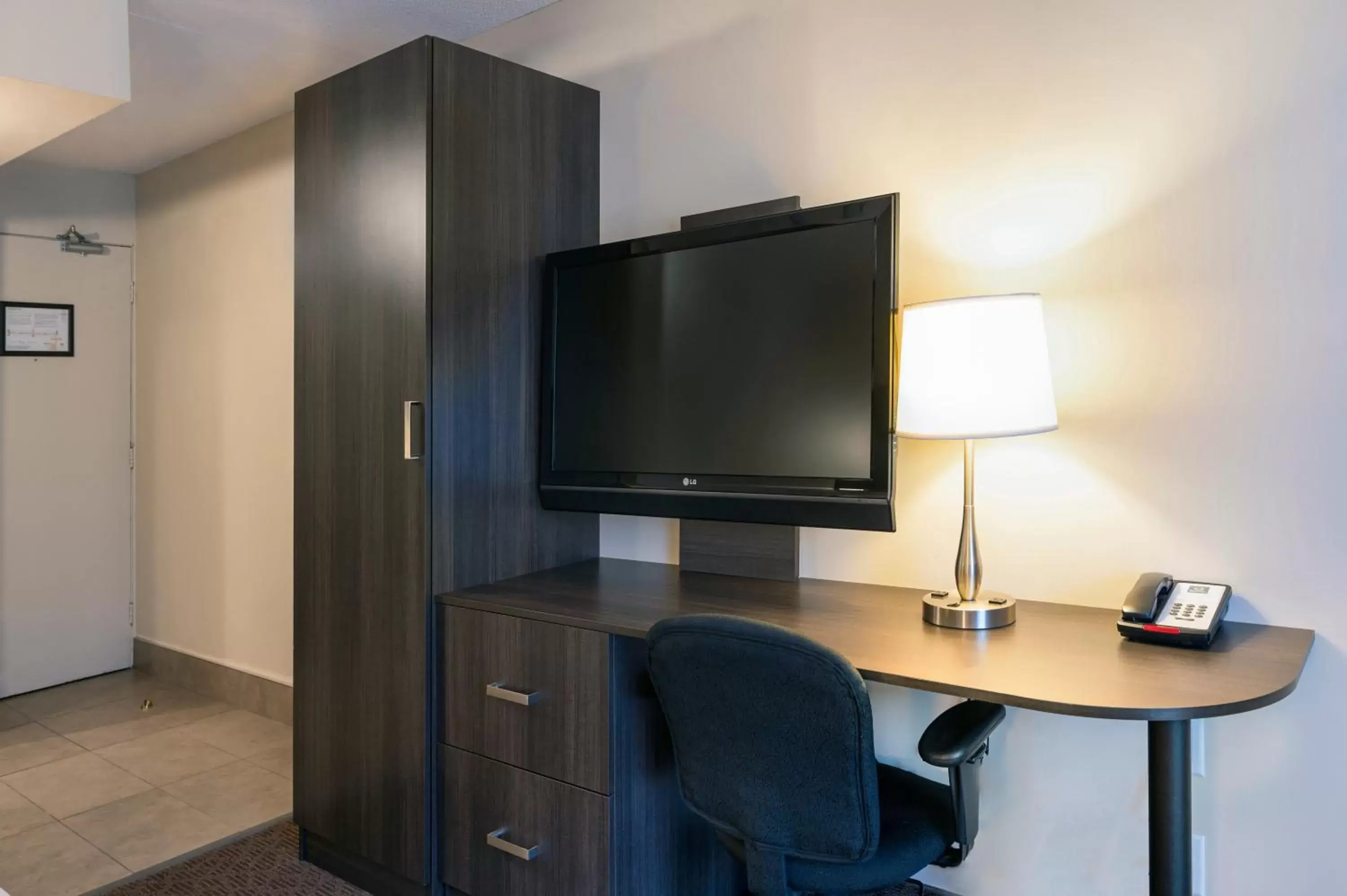 TV and multimedia, TV/Entertainment Center in Quality Inn & Conference Centre Kingston Central