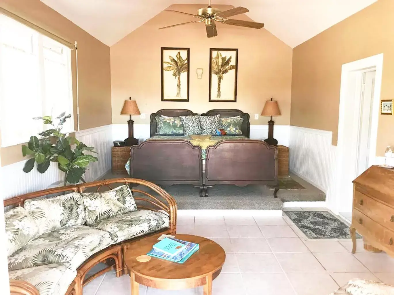 Living room, Seating Area in Sea Breeze Manor Inn