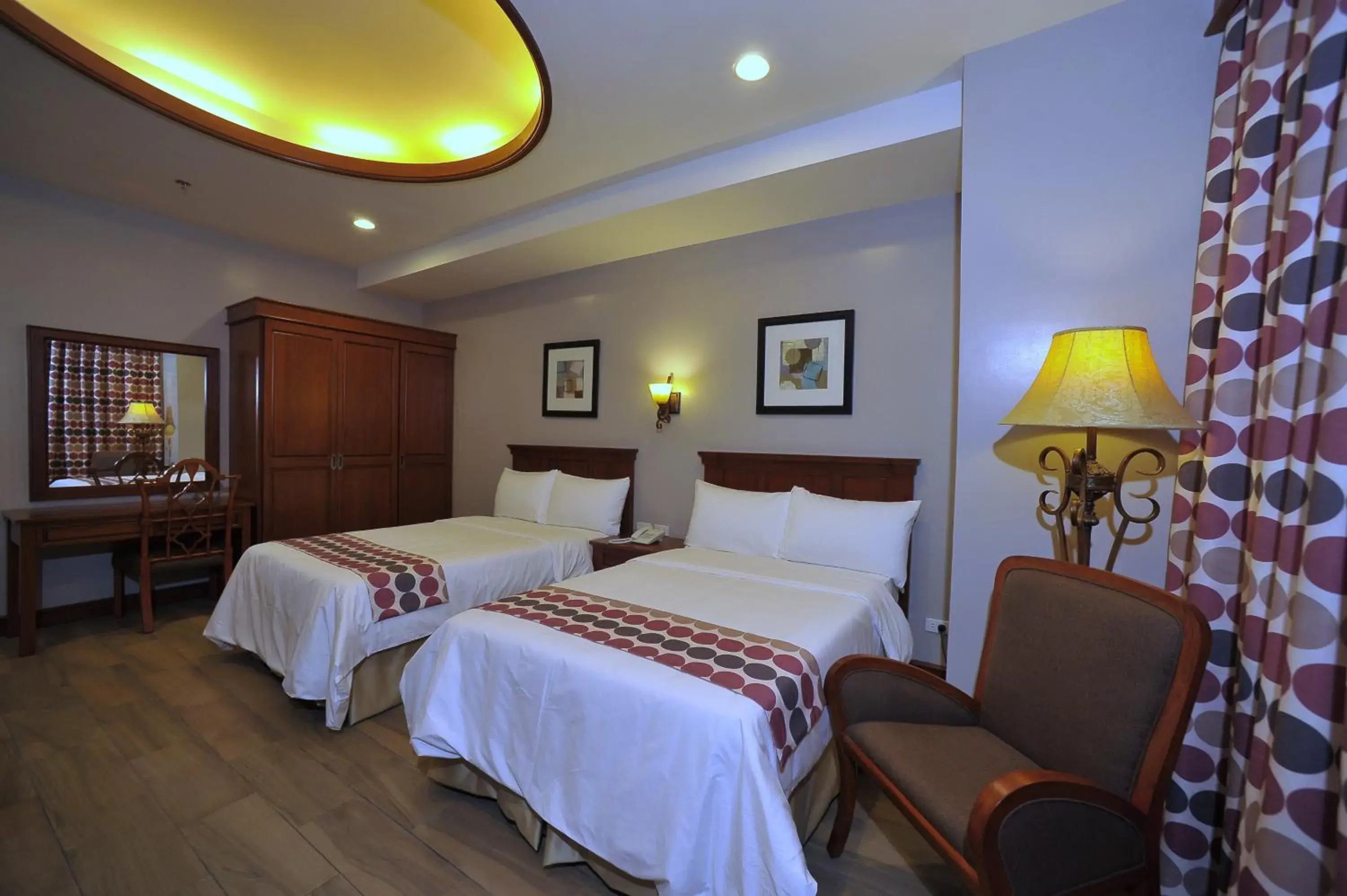 Bed in Paragon Hotel and Suites Bed in Paragon Hotel and Suites