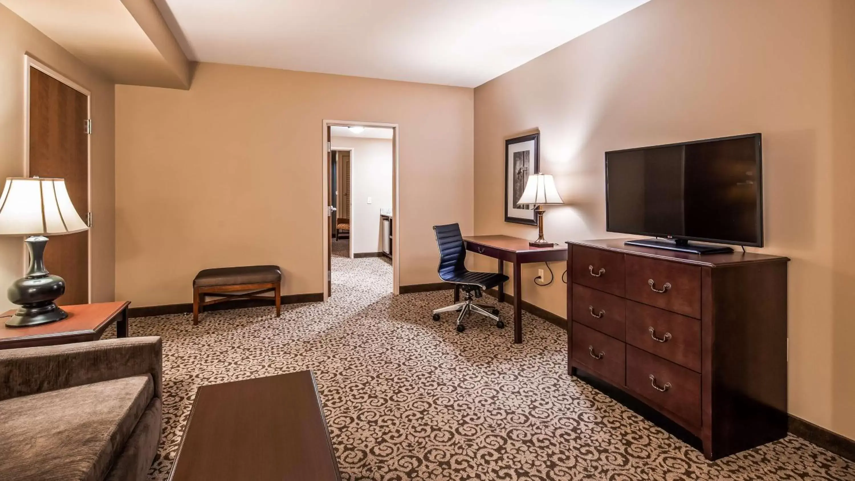 Photo of the whole room, TV/Entertainment Center in Best Western Plus Intercourse Village Inn