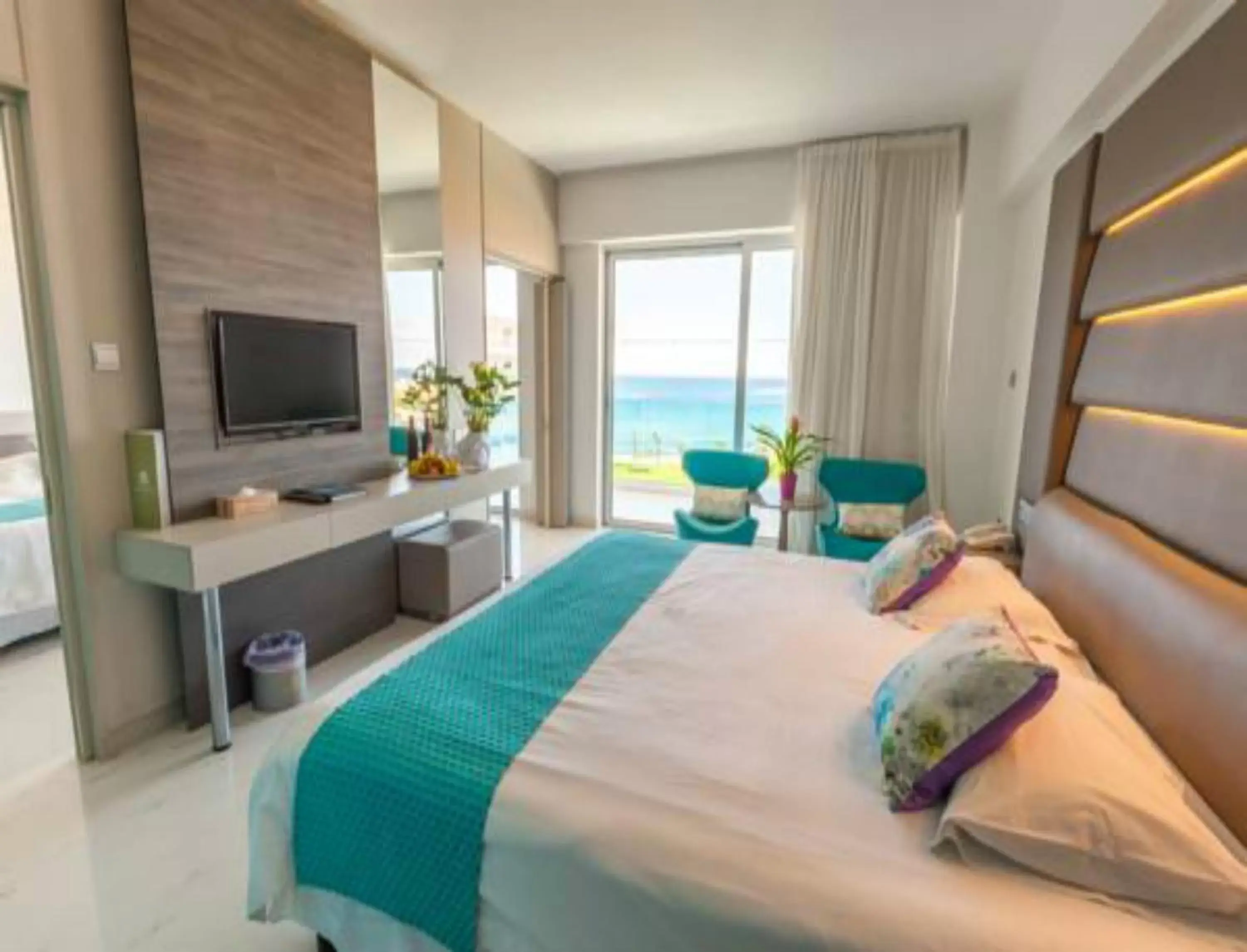 Bed in King Evelthon Beach Hotel & Resort