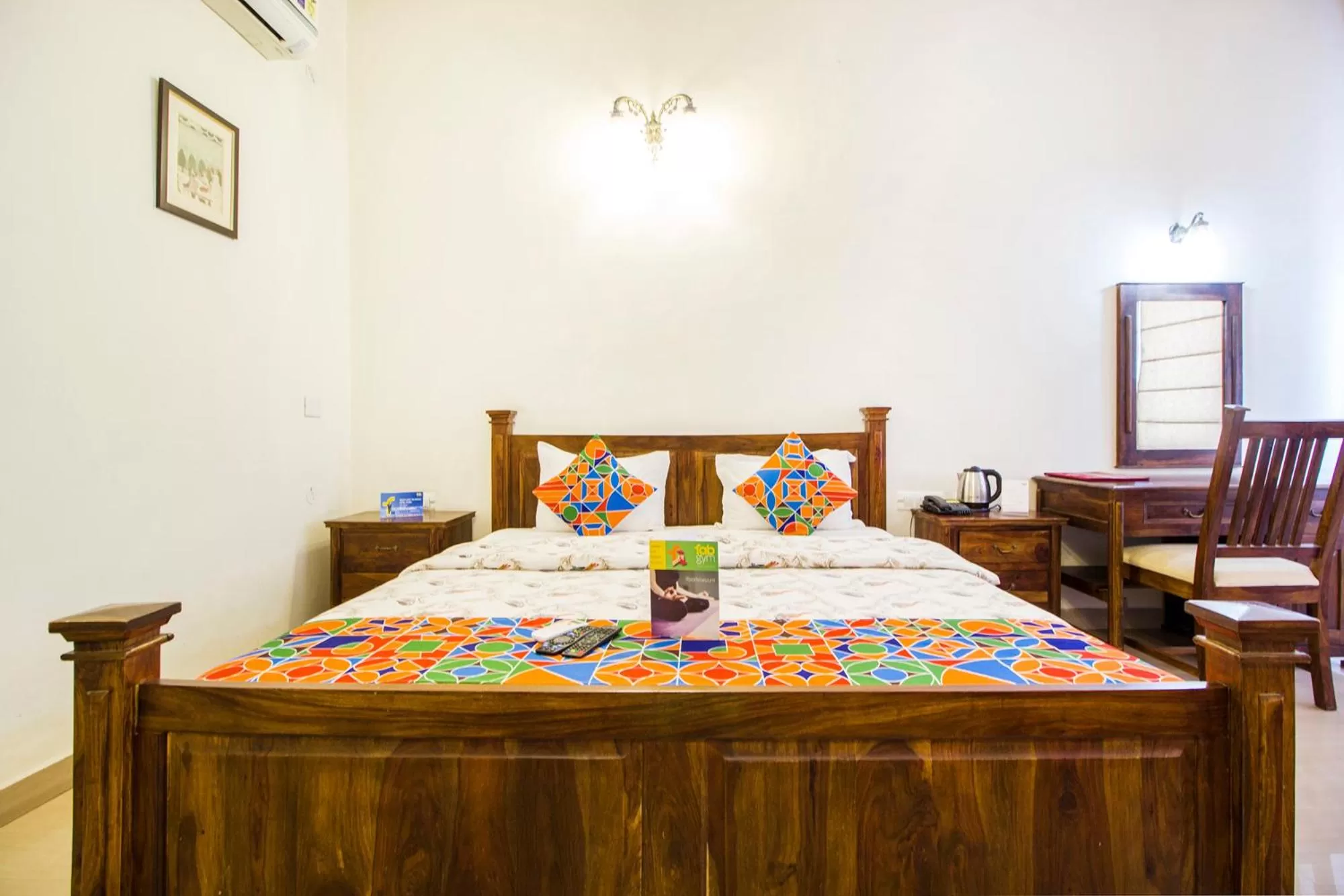 TV and multimedia, Bed in Hotel Raj Kothi Jaipur airport