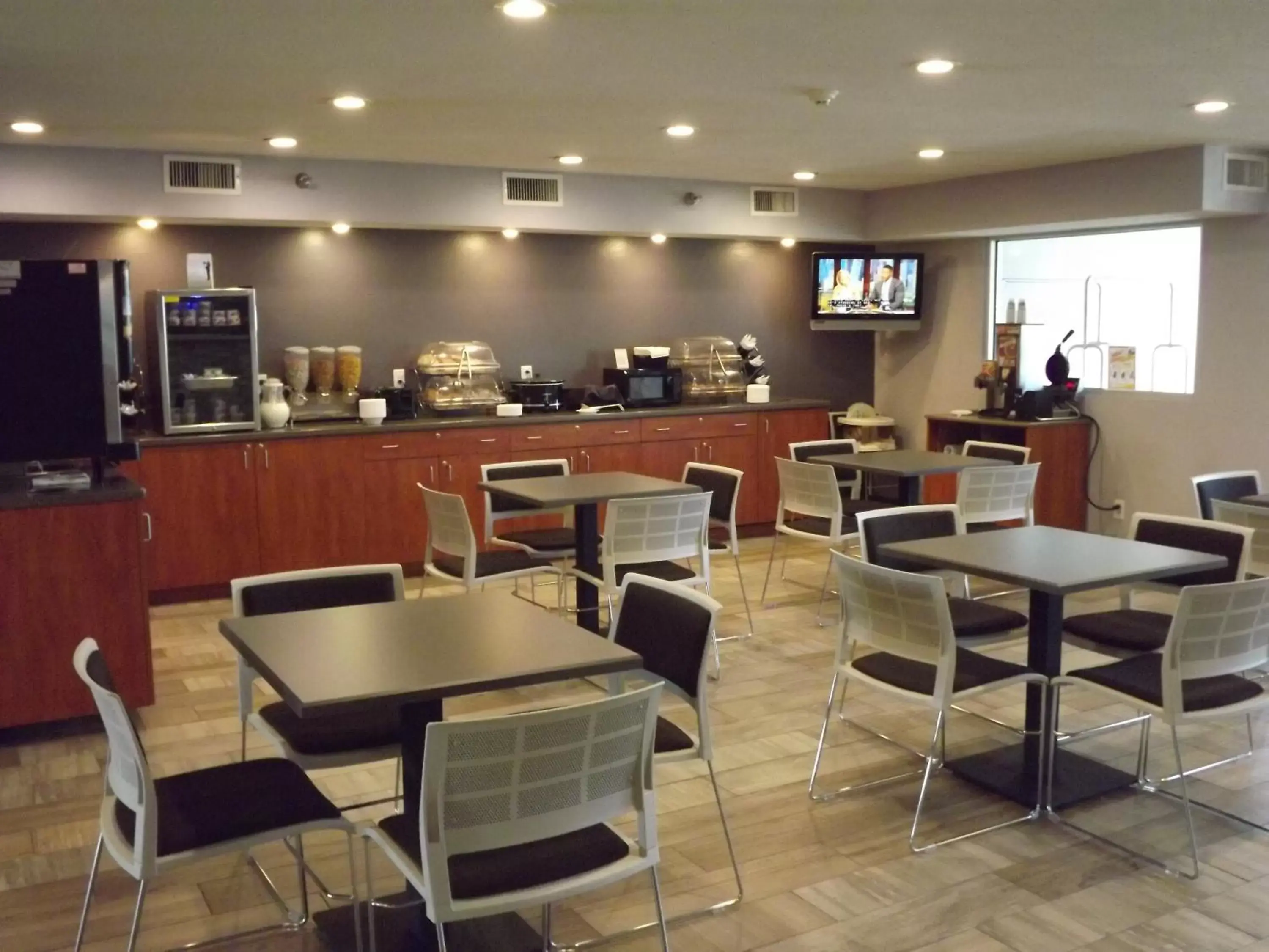 Lobby or reception, Restaurant/Places to Eat in MICROTEL Inn and Suites - Ames