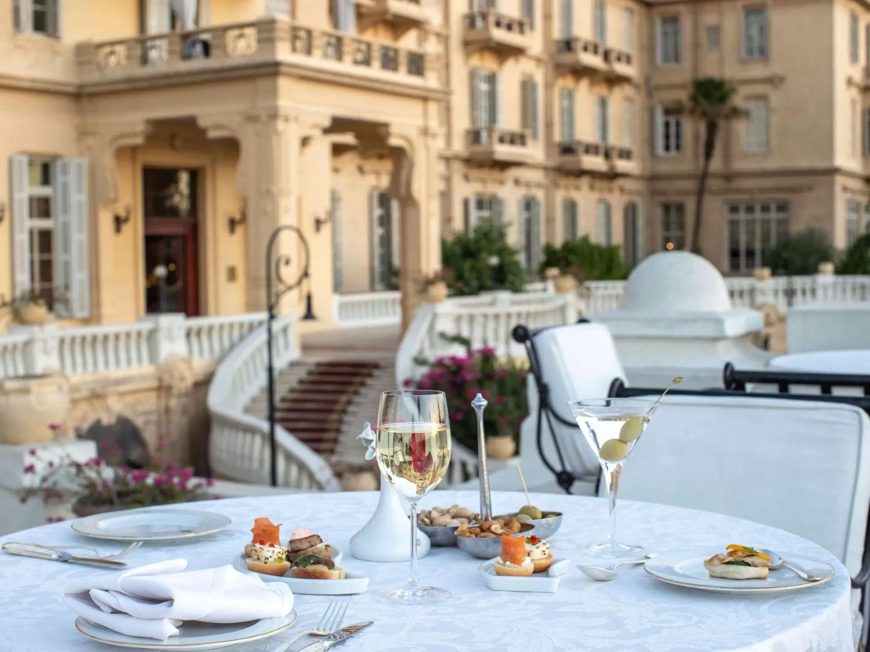 Lounge or bar in Sofitel Winter Palace Luxor