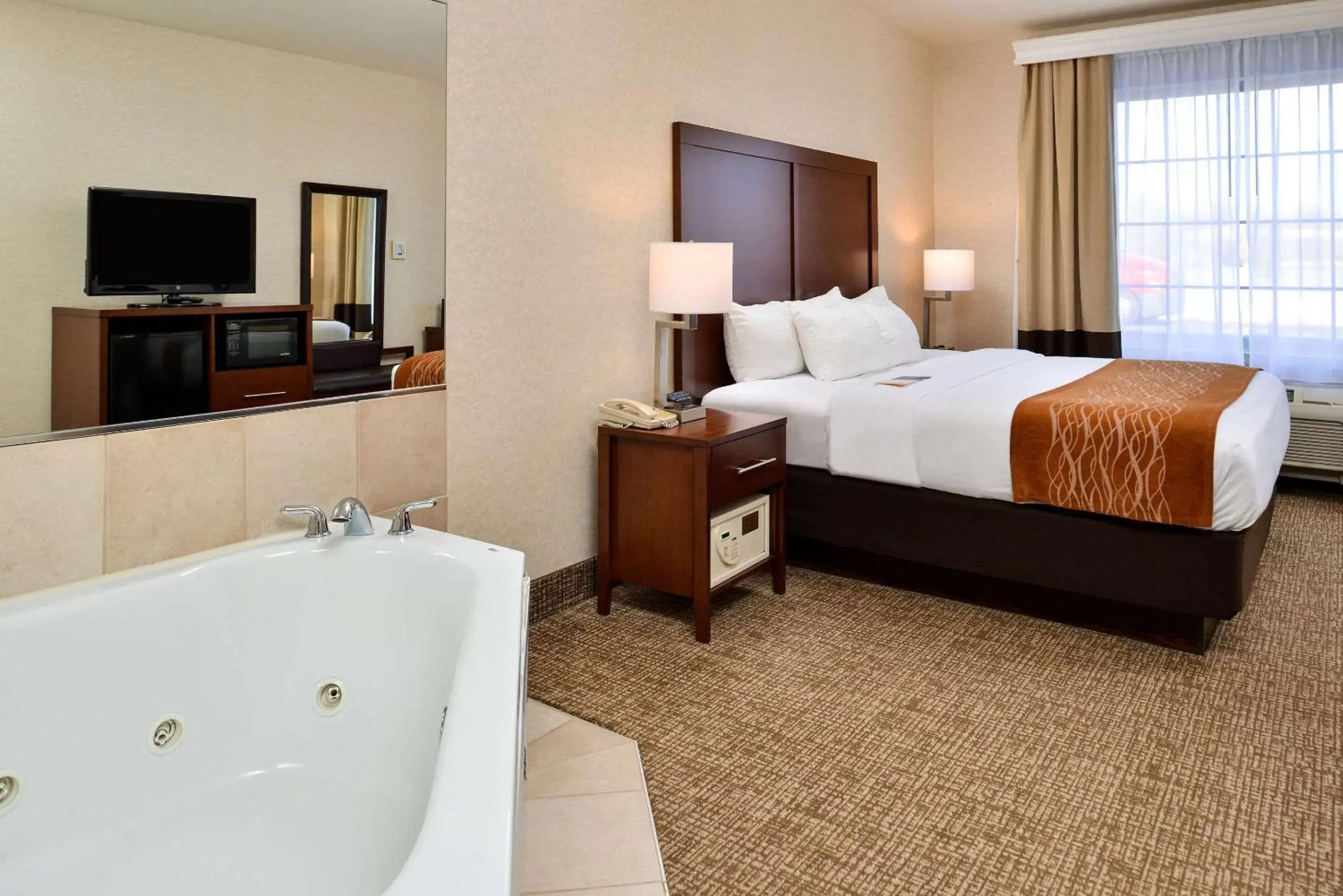 Photo of the whole room, Bathroom in Comfort Inn & Suites DeForest