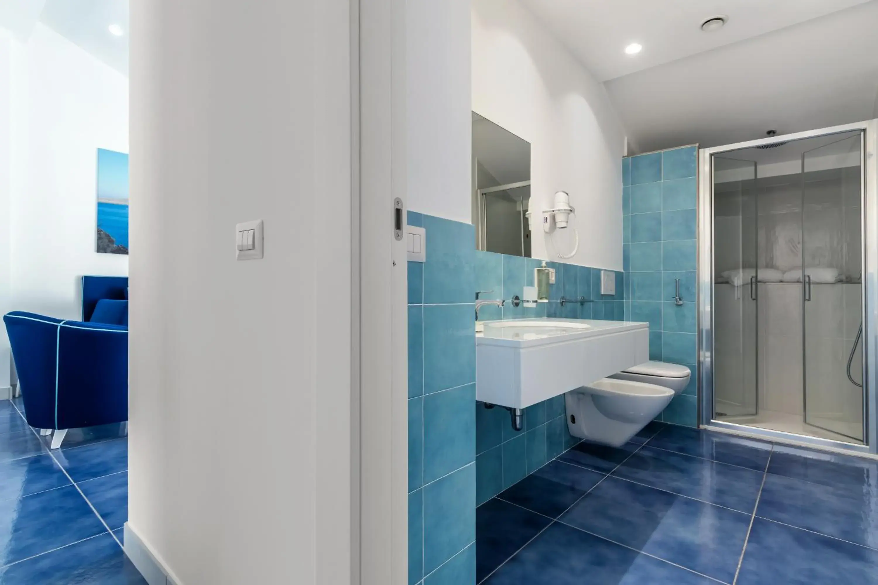 Shower, Bathroom in Hotel Metropole
